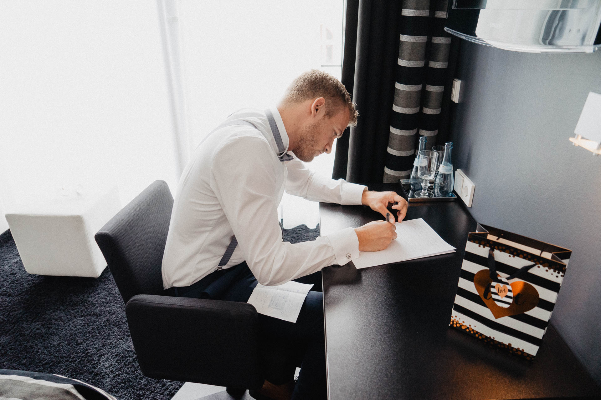 Freie Trauung unter Mammutbäumen auf dem Amalienhof bei Heilbronn fotografiert von Lisa & Andi Photography. Braut und Bräutigam beim Getting Ready im Hotel.