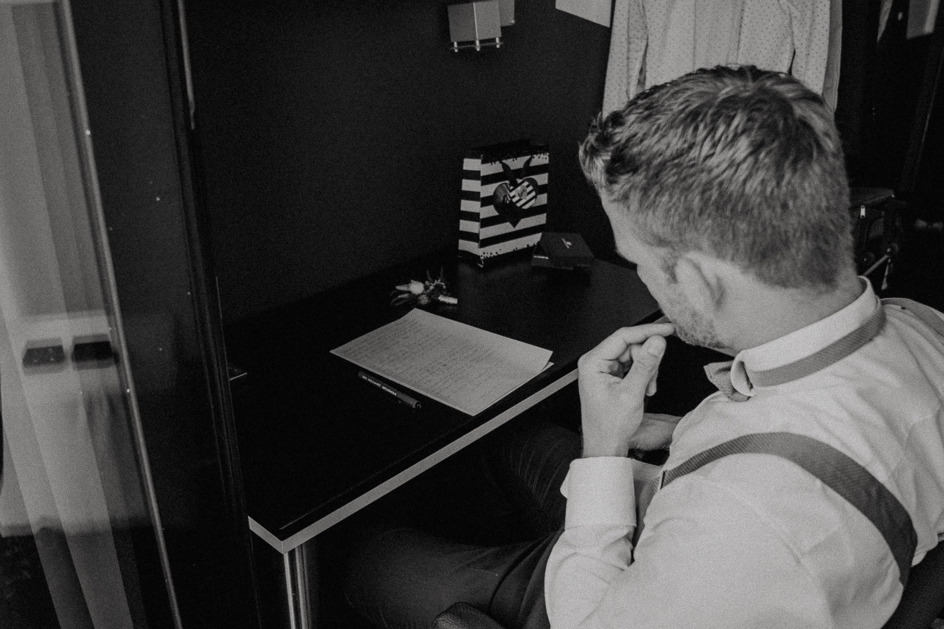 Freie Trauung unter Mammutbäumen auf dem Amalienhof bei Heilbronn fotografiert von Lisa & Andi Photography. Braut und Bräutigam beim Getting Ready im Hotel.