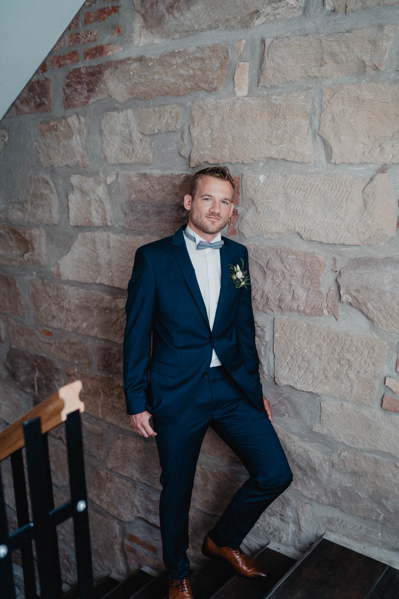 Freie Trauung unter Mammutbäumen auf dem Amalienhof bei Heilbronn fotografiert von Lisa & Andi Photography. Braut und Bräutigam beim Getting Ready im Hotel.