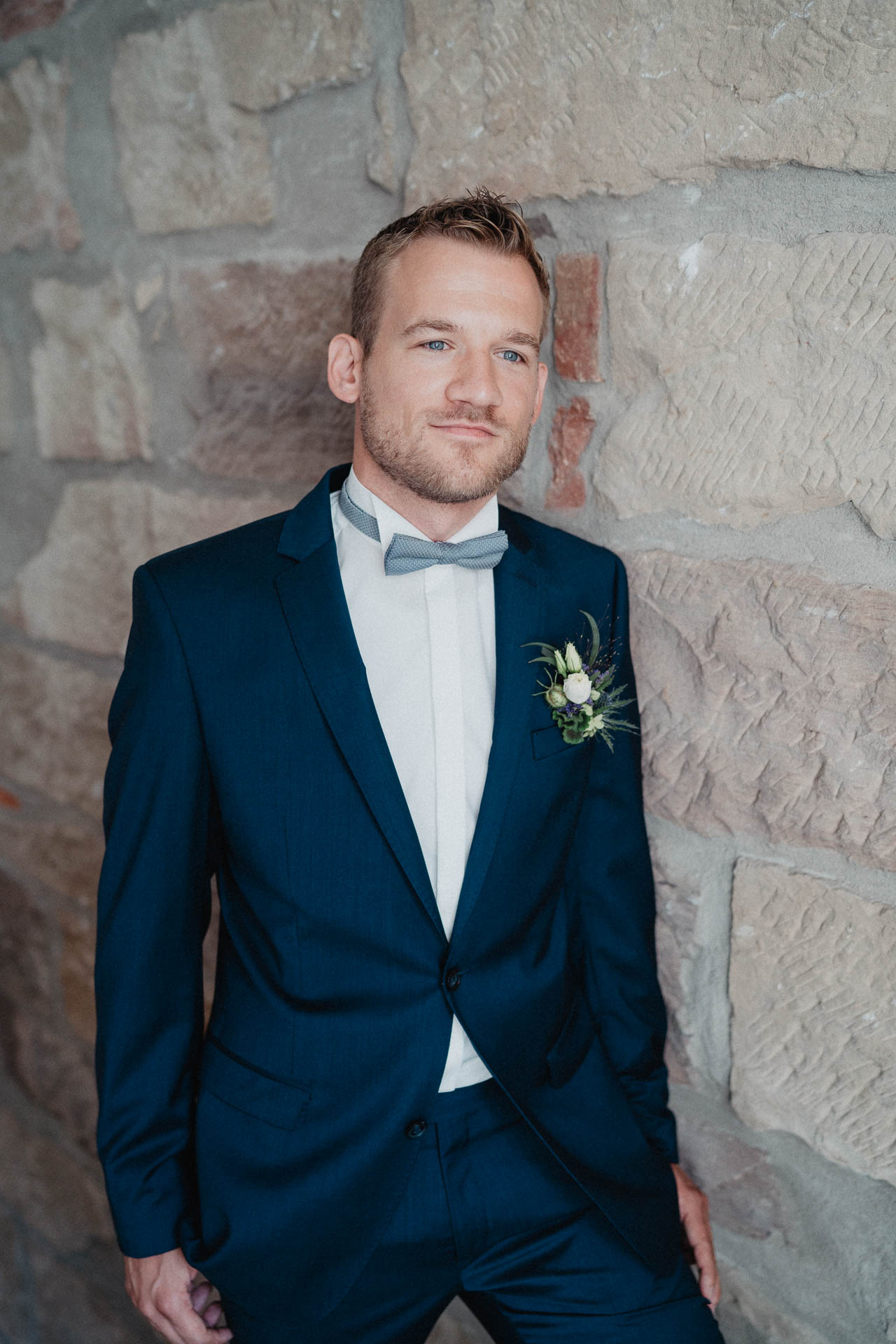 Freie Trauung unter Mammutbäumen auf dem Amalienhof bei Heilbronn fotografiert von Lisa & Andi Photography. Braut und Bräutigam beim Getting Ready im Hotel.