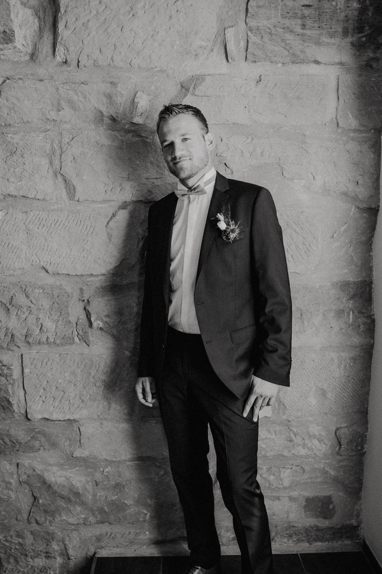 Freie Trauung unter Mammutbäumen auf dem Amalienhof bei Heilbronn fotografiert von Lisa & Andi Photography. Braut und Bräutigam beim Getting Ready im Hotel.