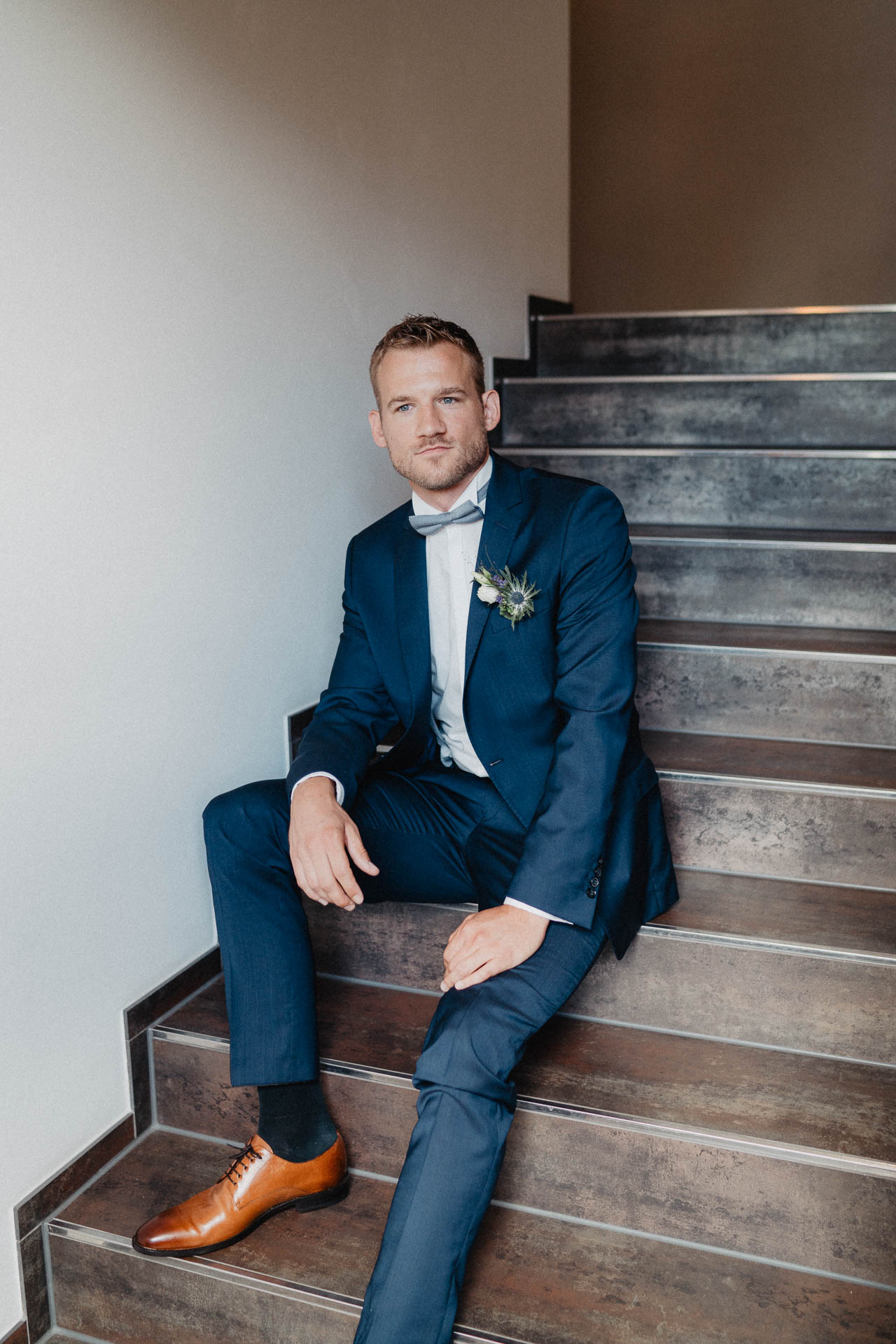 Freie Trauung unter Mammutbäumen auf dem Amalienhof bei Heilbronn fotografiert von Lisa & Andi Photography. Braut und Bräutigam beim Getting Ready im Hotel.