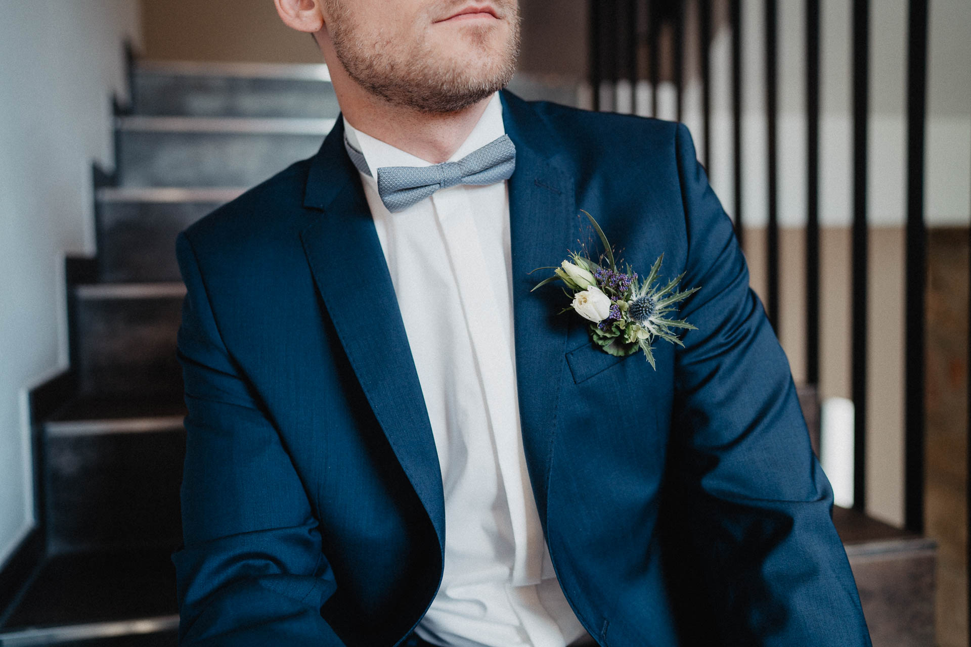 Freie Trauung unter Mammutbäumen auf dem Amalienhof bei Heilbronn fotografiert von Lisa & Andi Photography. Braut und Bräutigam beim Getting Ready im Hotel.