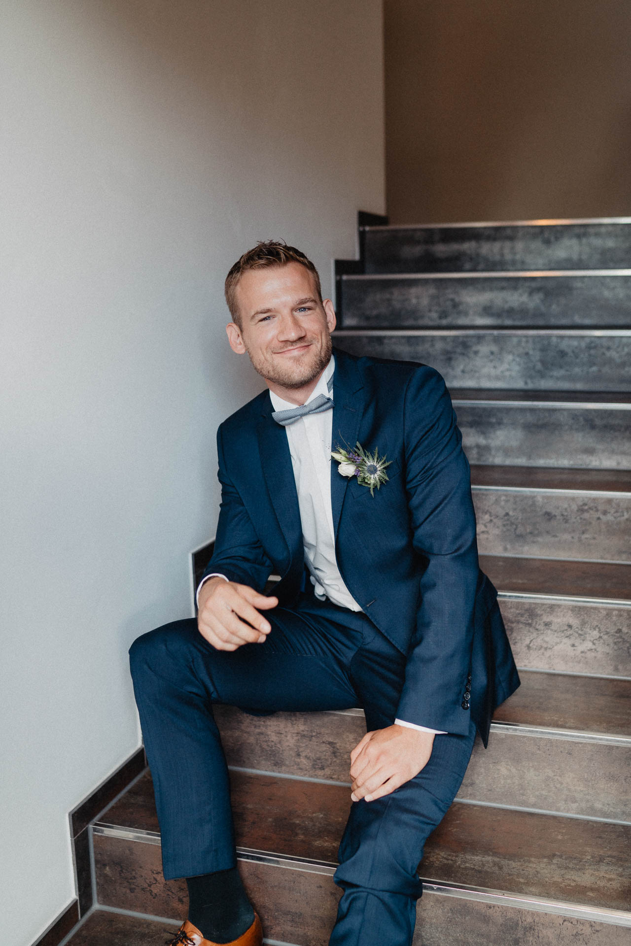 Freie Trauung unter Mammutbäumen auf dem Amalienhof bei Heilbronn fotografiert von Lisa & Andi Photography. Braut und Bräutigam beim Getting Ready im Hotel.