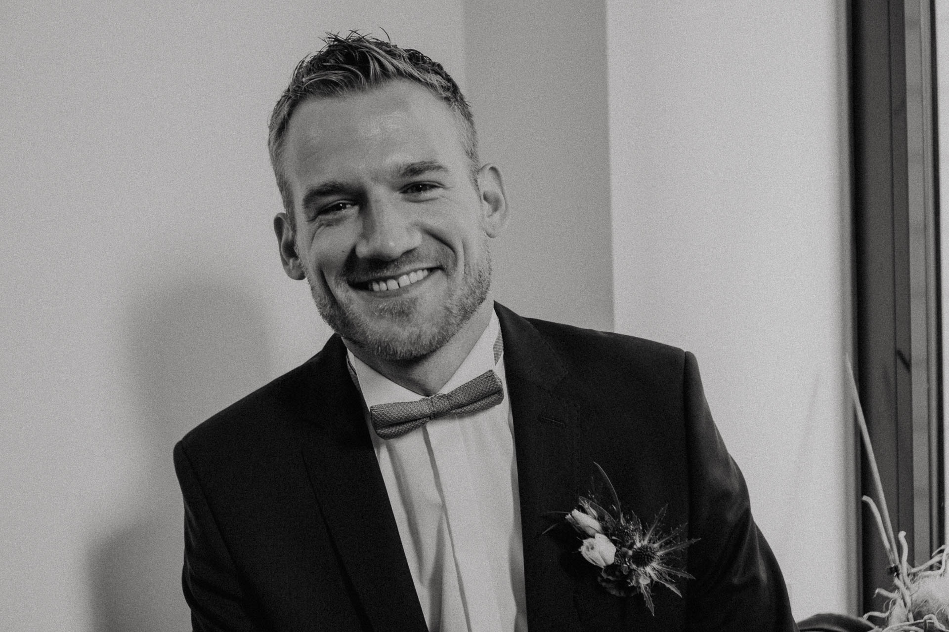 Freie Trauung unter Mammutbäumen auf dem Amalienhof bei Heilbronn fotografiert von Lisa & Andi Photography. Braut und Bräutigam beim Getting Ready im Hotel.