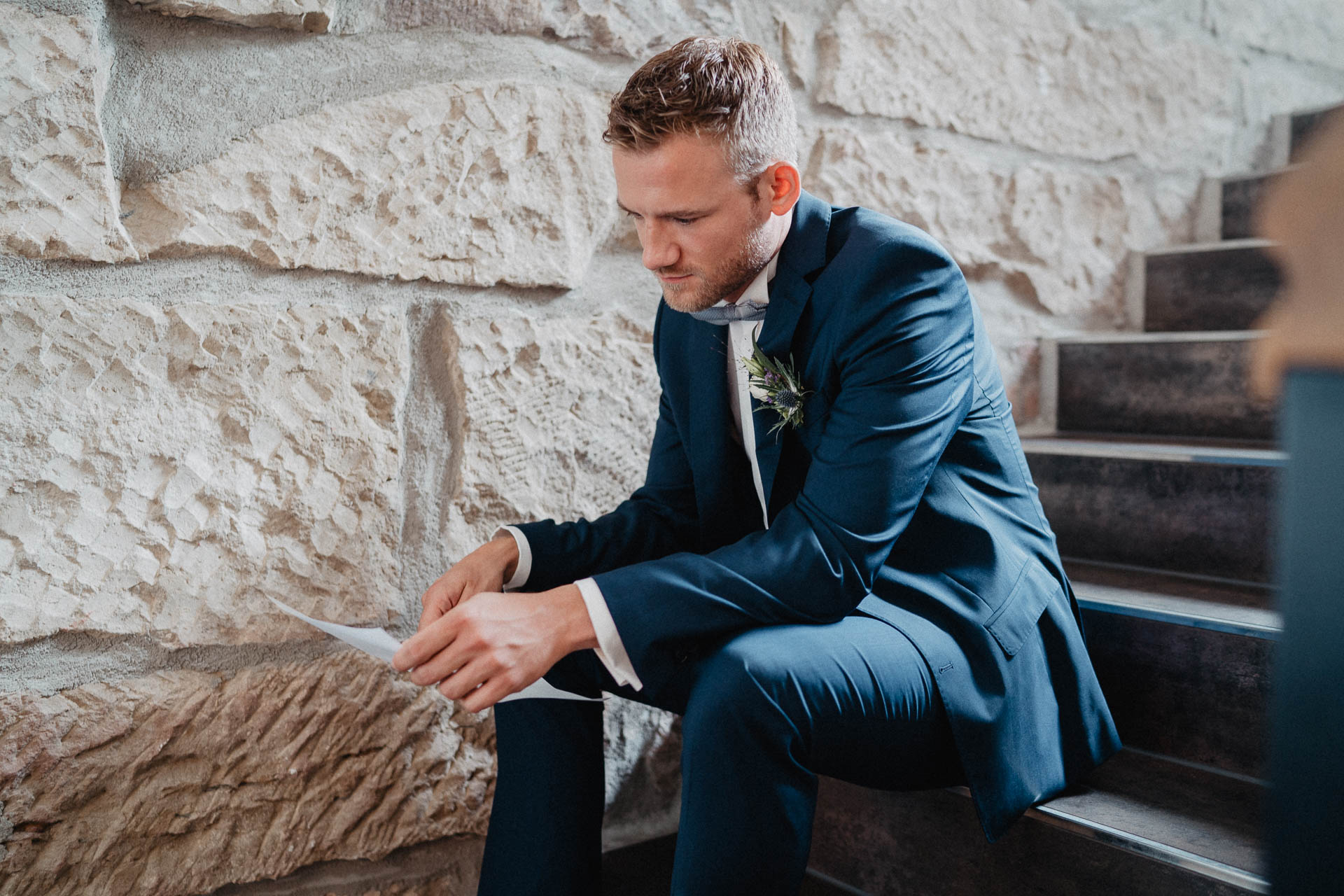 Freie Trauung unter Mammutbäumen auf dem Amalienhof bei Heilbronn fotografiert von Lisa & Andi Photography. Braut und Bräutigam beim Getting Ready im Hotel.