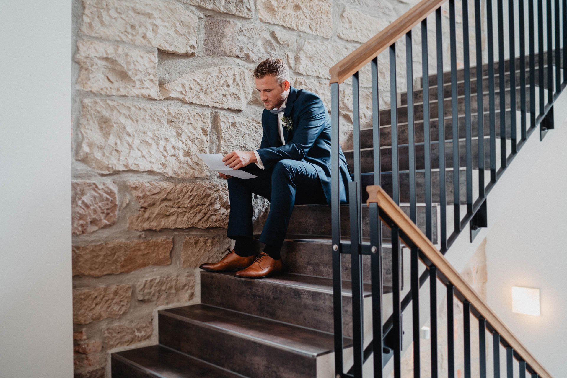 Freie Trauung unter Mammutbäumen auf dem Amalienhof bei Heilbronn fotografiert von Lisa & Andi Photography. Braut und Bräutigam beim Getting Ready im Hotel.