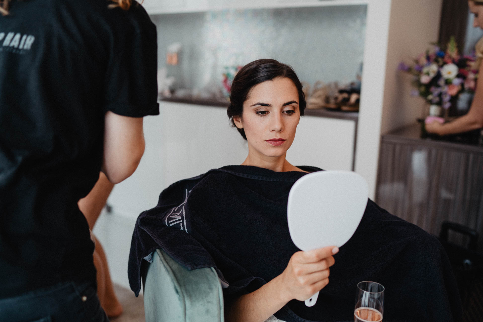 Freie Trauung unter Mammutbäumen auf dem Amalienhof bei Heilbronn fotografiert von Lisa & Andi Photography. Braut und Bräutigam beim Getting Ready im Hotel.