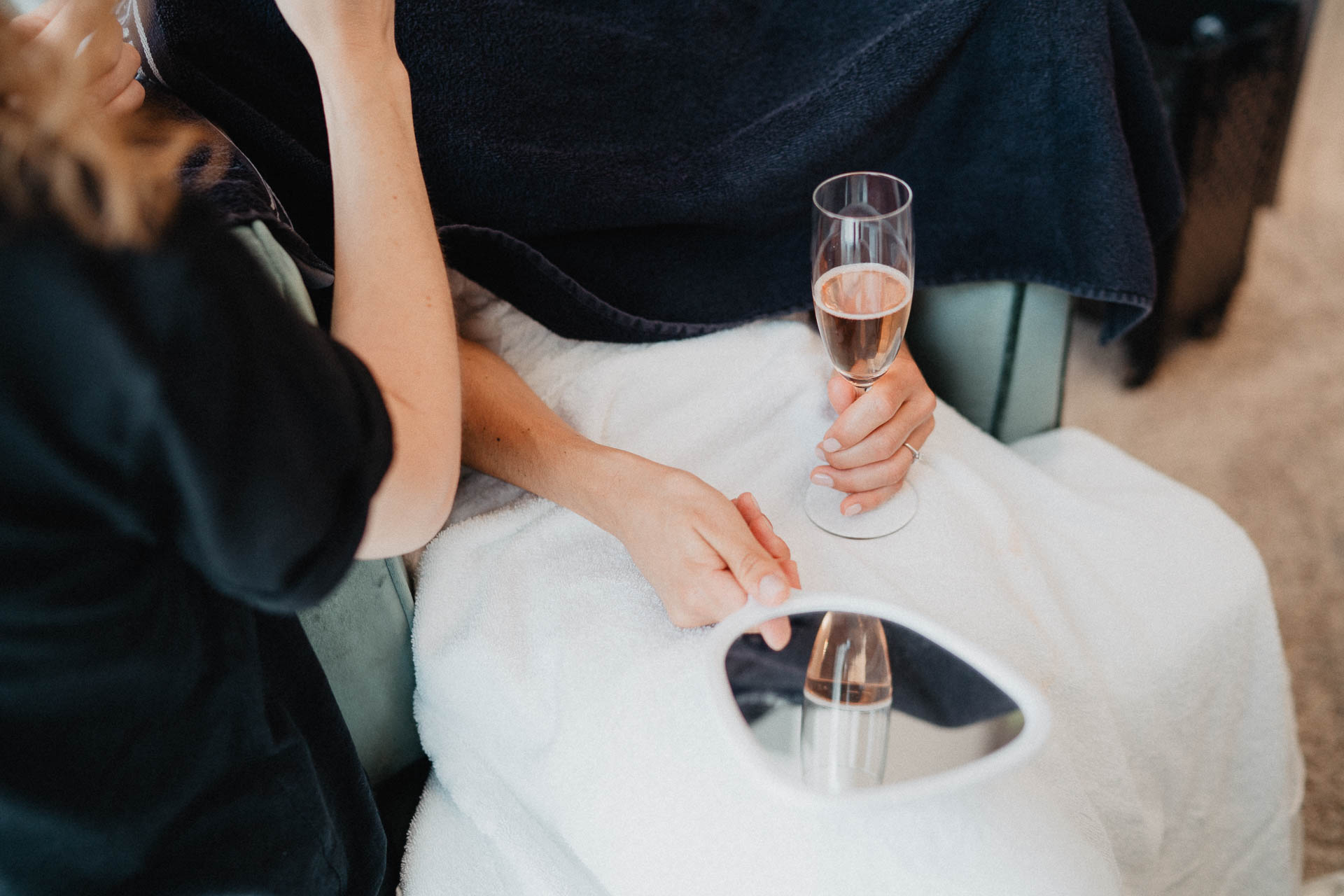 Freie Trauung unter Mammutbäumen auf dem Amalienhof bei Heilbronn fotografiert von Lisa & Andi Photography. Braut und Bräutigam beim Getting Ready im Hotel.