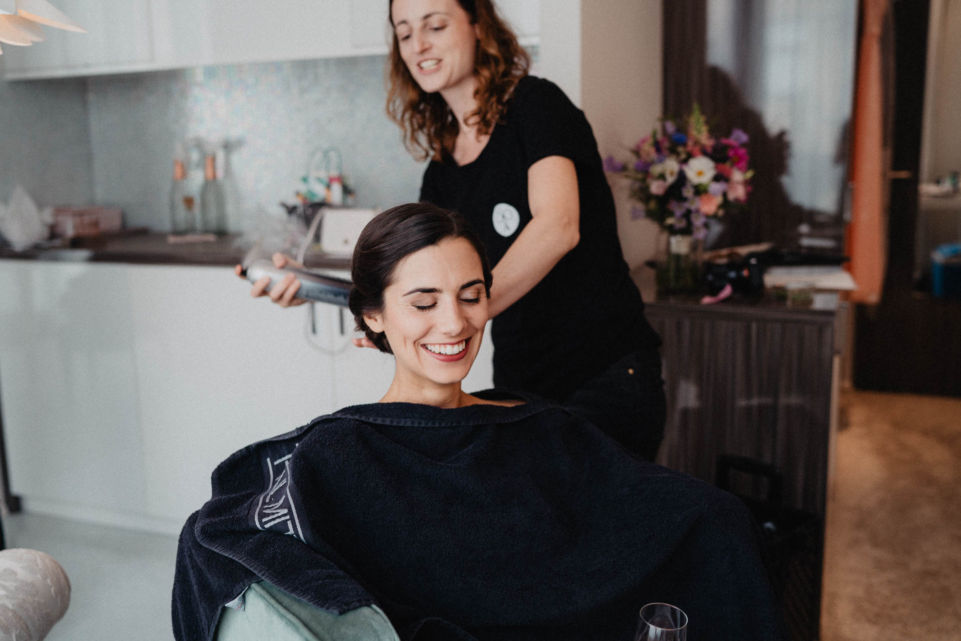Freie Trauung unter Mammutbäumen auf dem Amalienhof bei Heilbronn fotografiert von Lisa & Andi Photography. Braut und Bräutigam beim Getting Ready im Hotel.