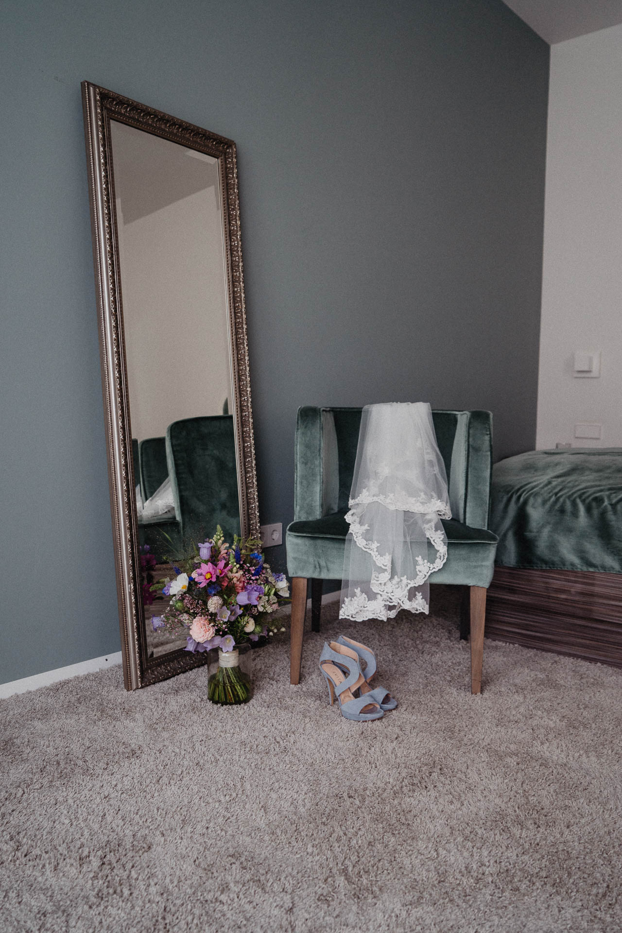 Freie Trauung unter Mammutbäumen auf dem Amalienhof bei Heilbronn fotografiert von Lisa & Andi Photography. Braut und Bräutigam beim Getting Ready im Hotel.