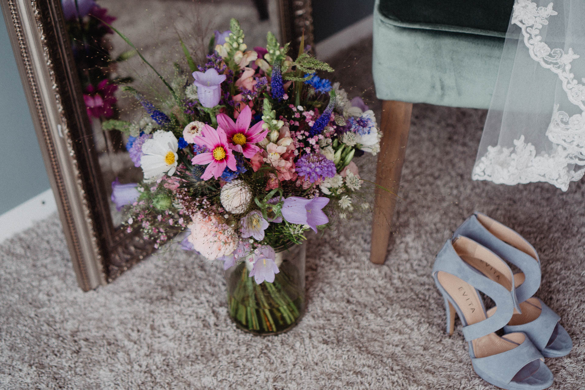 Freie Trauung unter Mammutbäumen auf dem Amalienhof bei Heilbronn fotografiert von Lisa & Andi Photography. Braut und Bräutigam beim Getting Ready im Hotel.