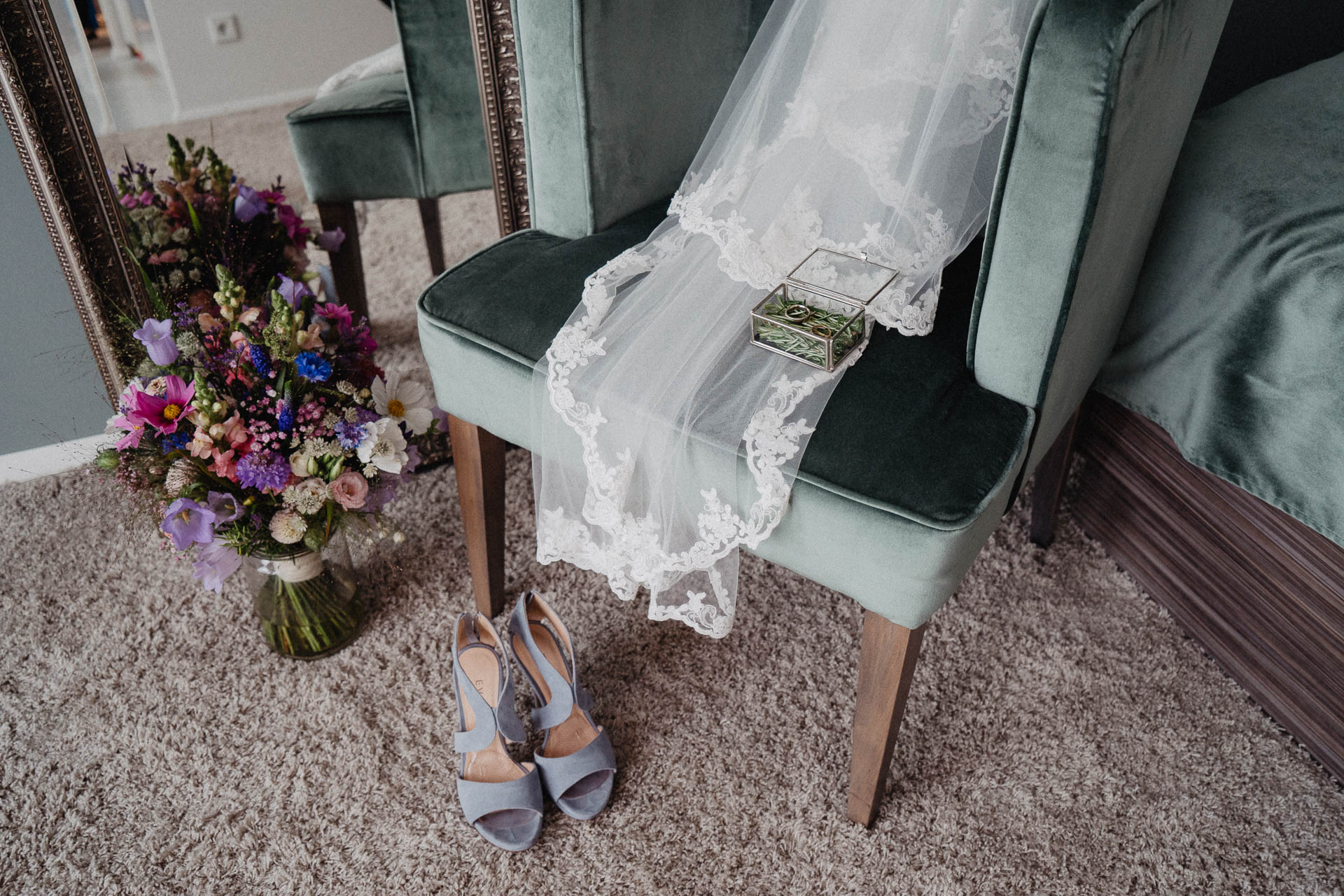 Freie Trauung unter Mammutbäumen auf dem Amalienhof bei Heilbronn fotografiert von Lisa & Andi Photography. Braut und Bräutigam beim Getting Ready im Hotel.