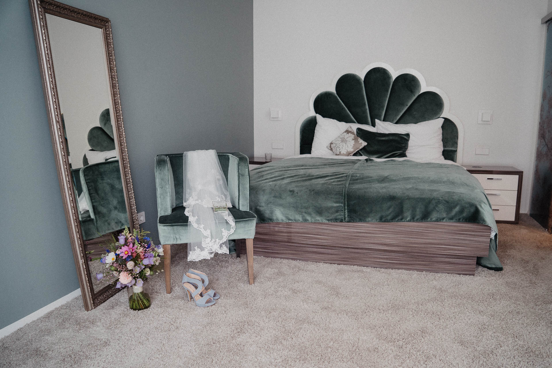 Freie Trauung unter Mammutbäumen auf dem Amalienhof bei Heilbronn fotografiert von Lisa & Andi Photography. Braut und Bräutigam beim Getting Ready im Hotel.