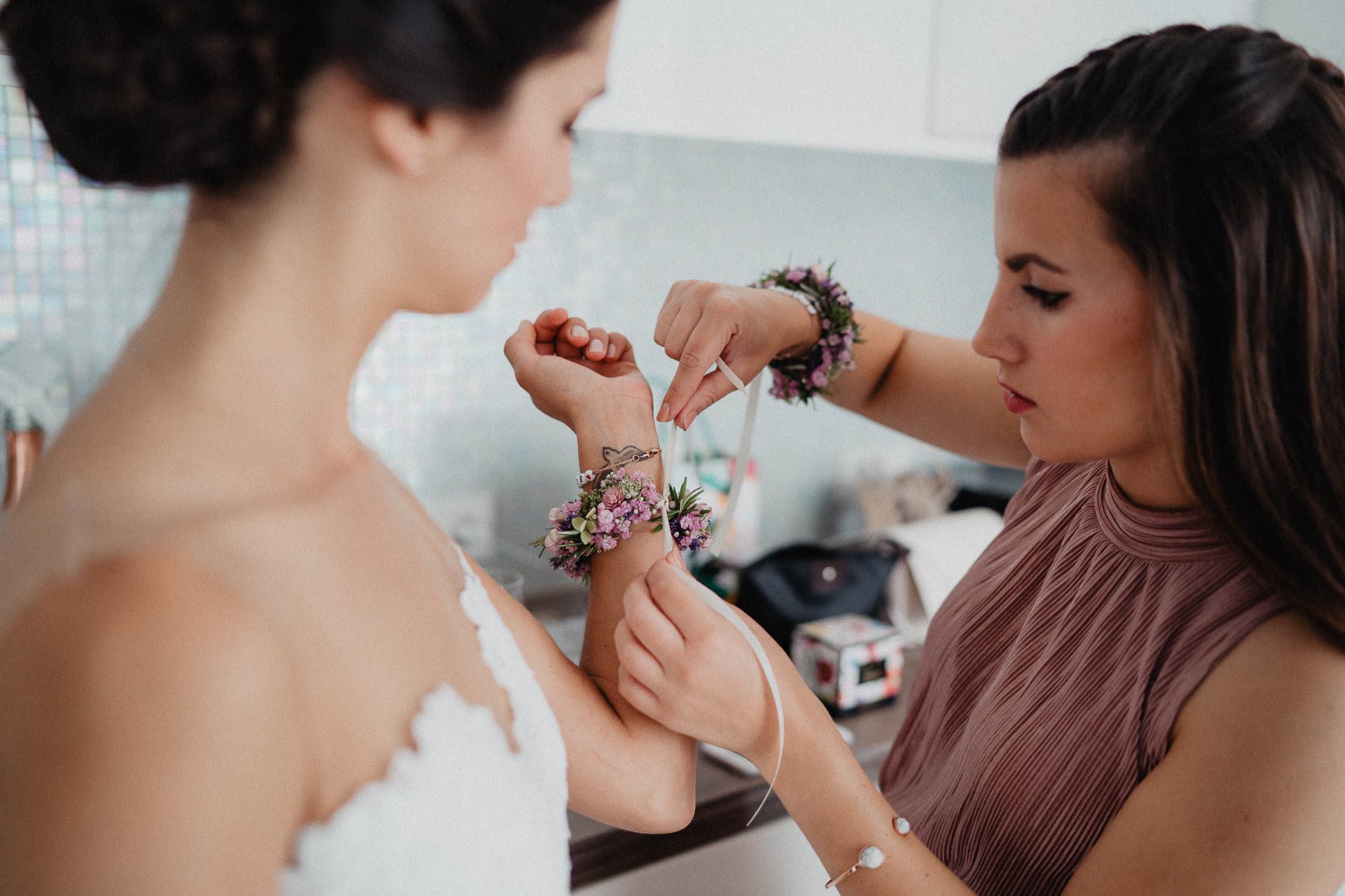 Freie Trauung unter Mammutbäumen auf dem Amalienhof bei Heilbronn fotografiert von Lisa & Andi Photography. Braut und Bräutigam beim Getting Ready im Hotel.