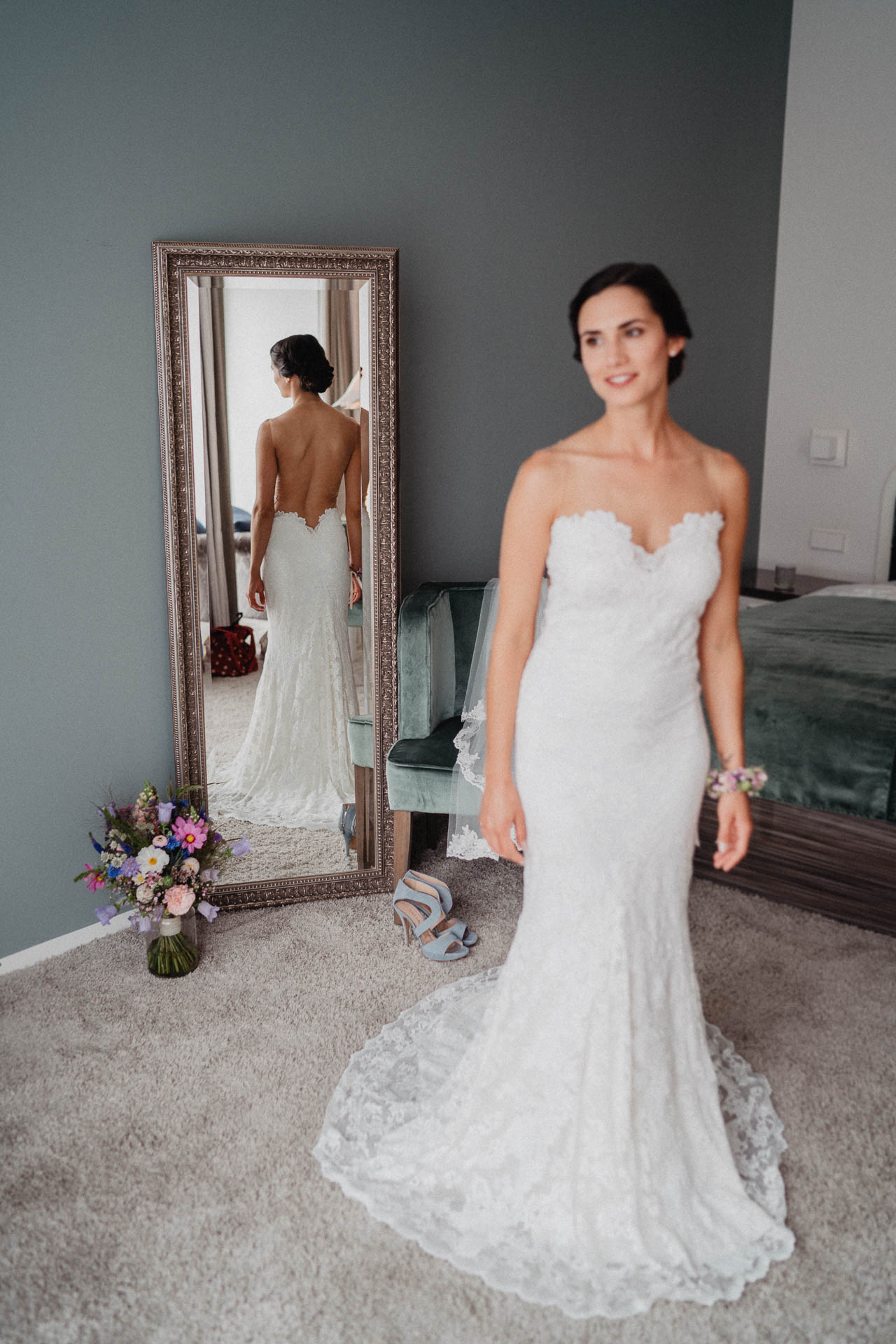 Freie Trauung unter Mammutbäumen auf dem Amalienhof bei Heilbronn fotografiert von Lisa & Andi Photography. Braut und Bräutigam beim Getting Ready im Hotel.