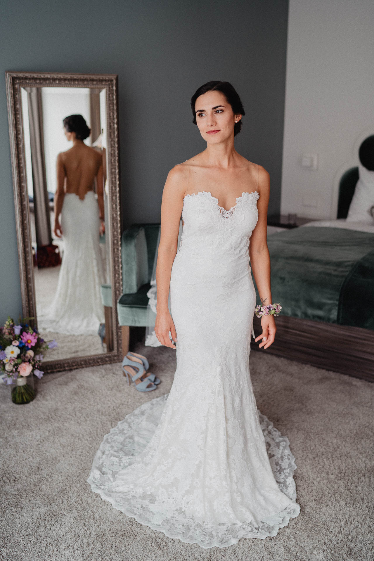 Freie Trauung unter Mammutbäumen auf dem Amalienhof bei Heilbronn fotografiert von Lisa & Andi Photography. Braut und Bräutigam beim Getting Ready im Hotel.