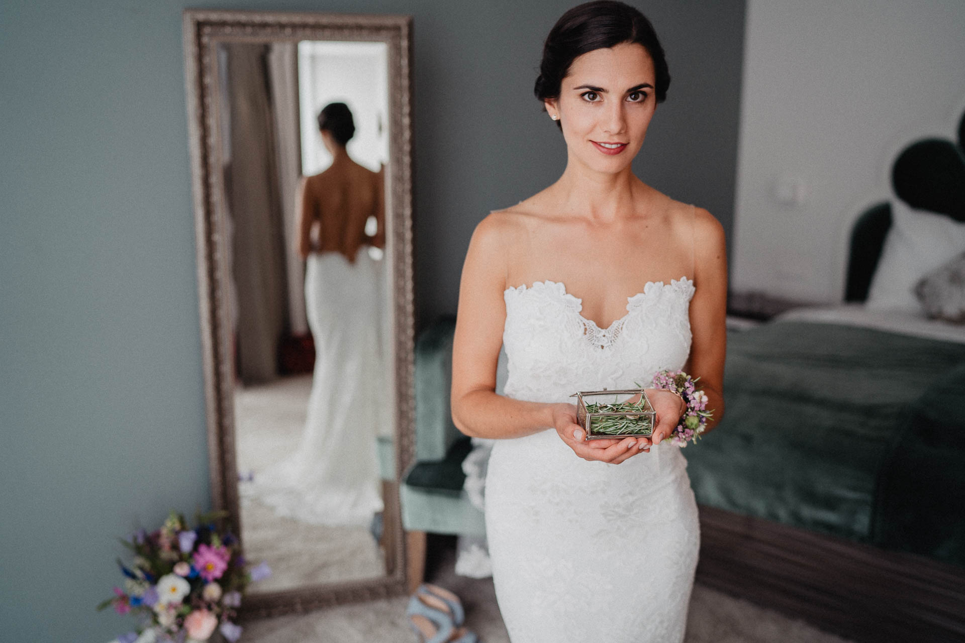 Freie Trauung unter Mammutbäumen auf dem Amalienhof bei Heilbronn fotografiert von Lisa & Andi Photography. Braut und Bräutigam beim Getting Ready im Hotel.