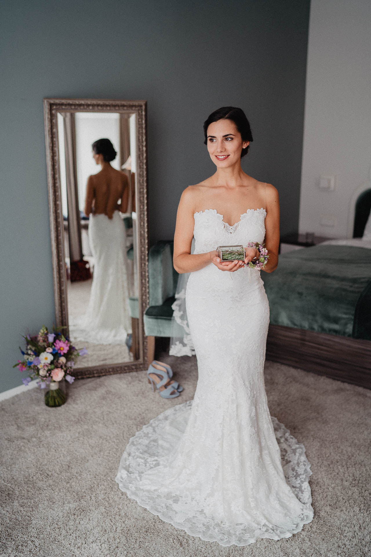 Freie Trauung unter Mammutbäumen auf dem Amalienhof bei Heilbronn fotografiert von Lisa & Andi Photography. Braut und Bräutigam beim Getting Ready im Hotel.