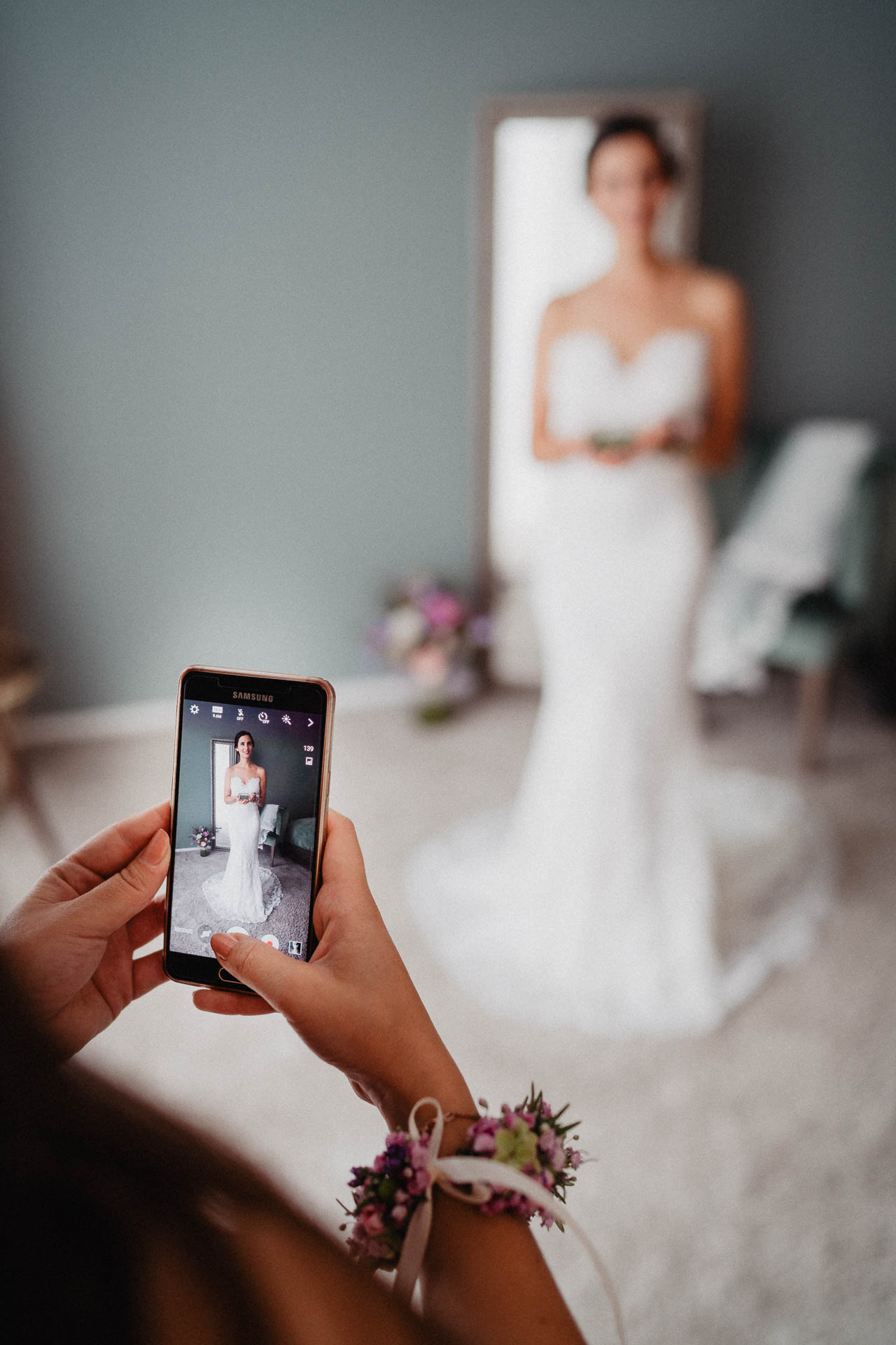 Freie Trauung unter Mammutbäumen auf dem Amalienhof bei Heilbronn fotografiert von Lisa & Andi Photography. Braut und Bräutigam beim Getting Ready im Hotel.