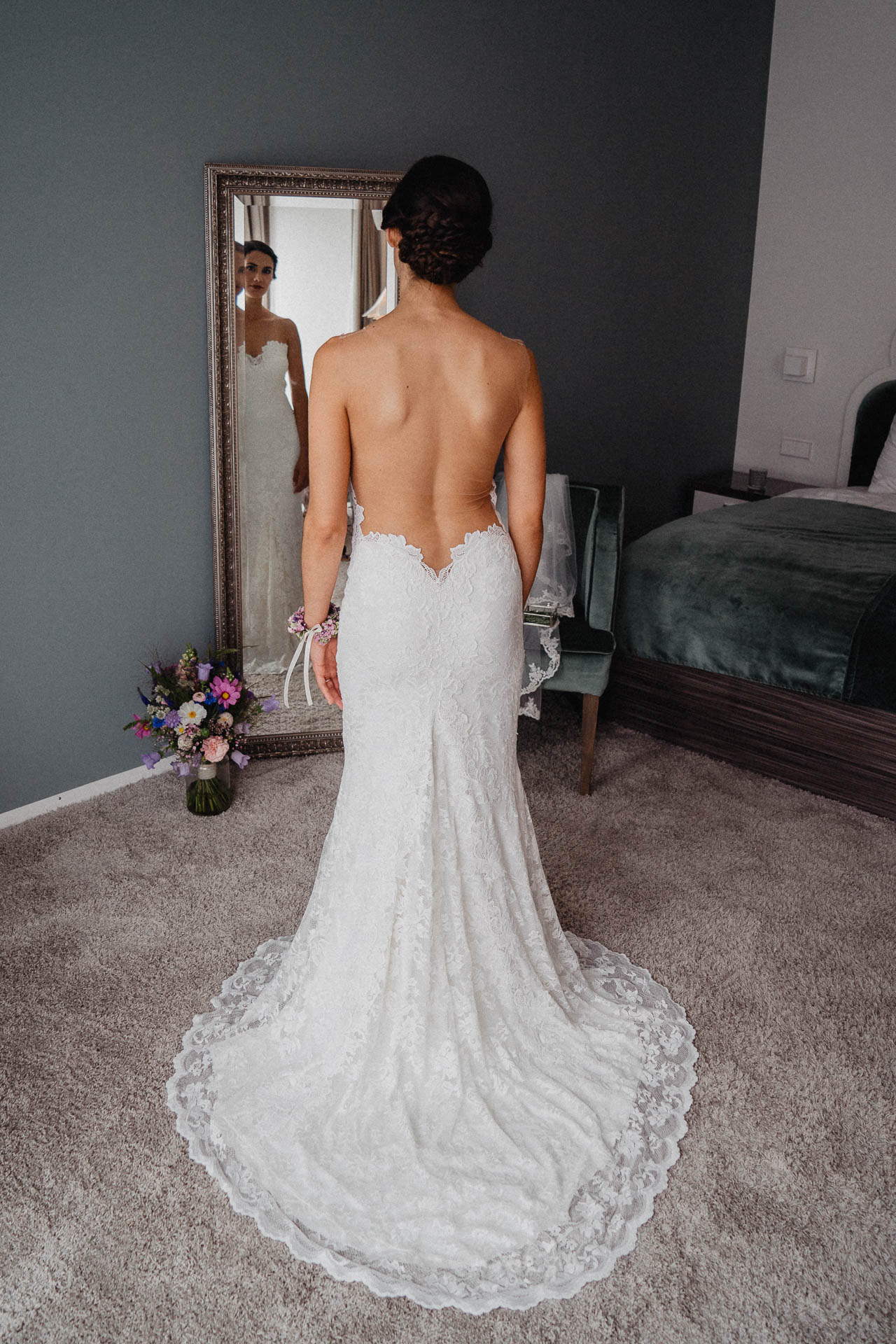 Freie Trauung unter Mammutbäumen auf dem Amalienhof bei Heilbronn fotografiert von Lisa & Andi Photography. Braut und Bräutigam beim Getting Ready im Hotel.