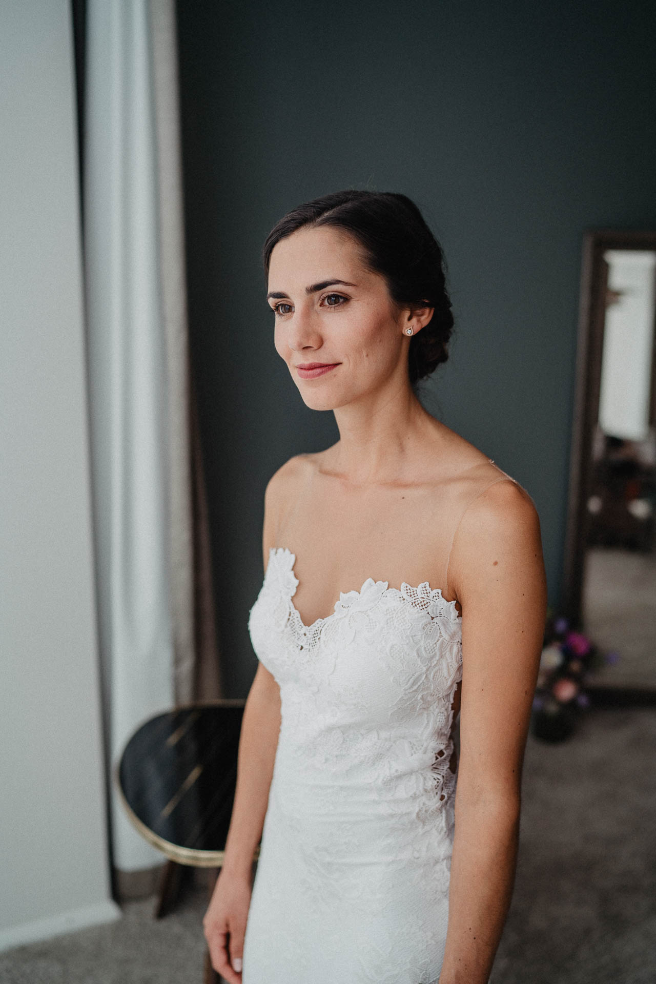 Freie Trauung unter Mammutbäumen auf dem Amalienhof bei Heilbronn fotografiert von Lisa & Andi Photography. Braut und Bräutigam beim Getting Ready im Hotel.