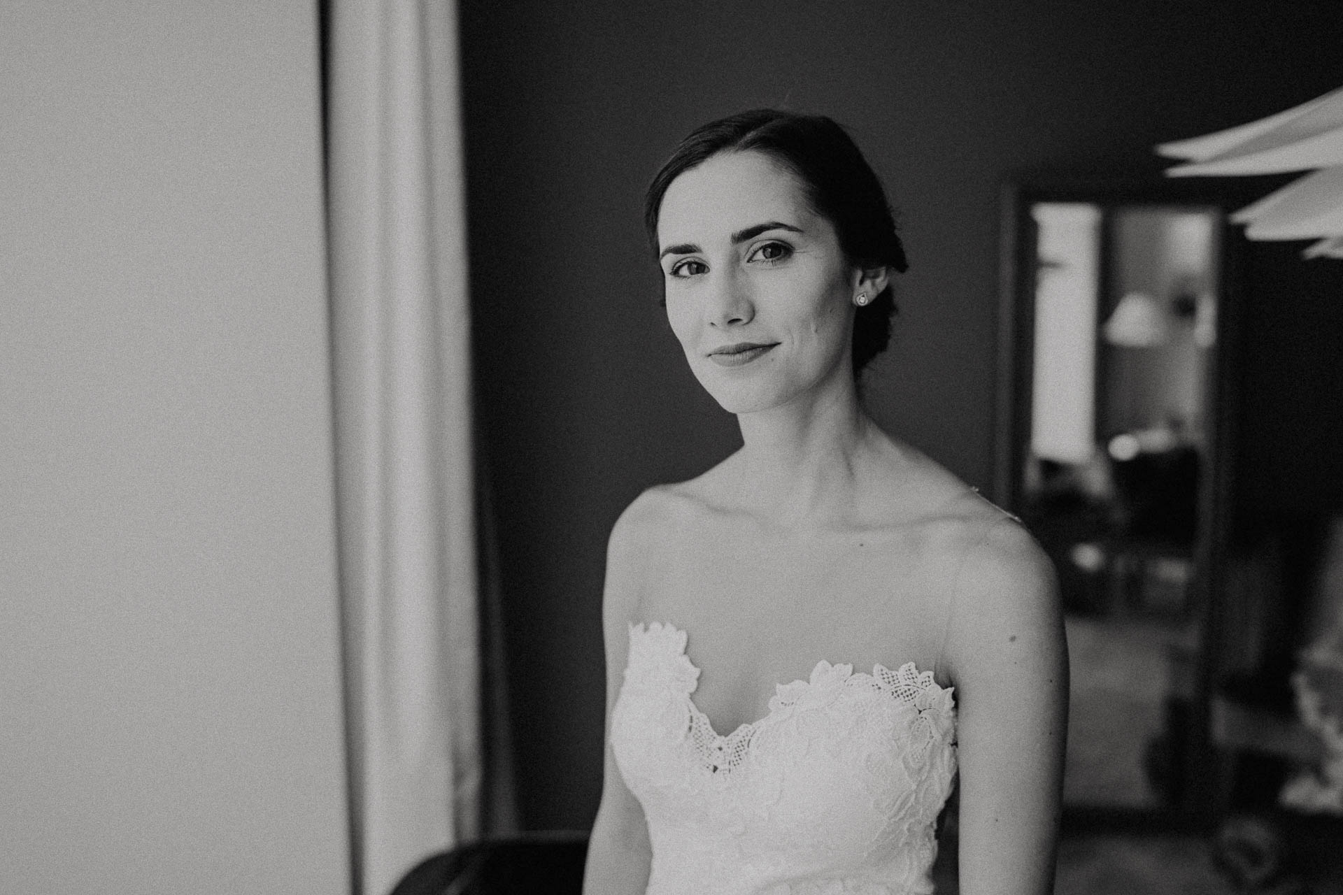 Freie Trauung unter Mammutbäumen auf dem Amalienhof bei Heilbronn fotografiert von Lisa & Andi Photography. Braut und Bräutigam beim Getting Ready im Hotel.