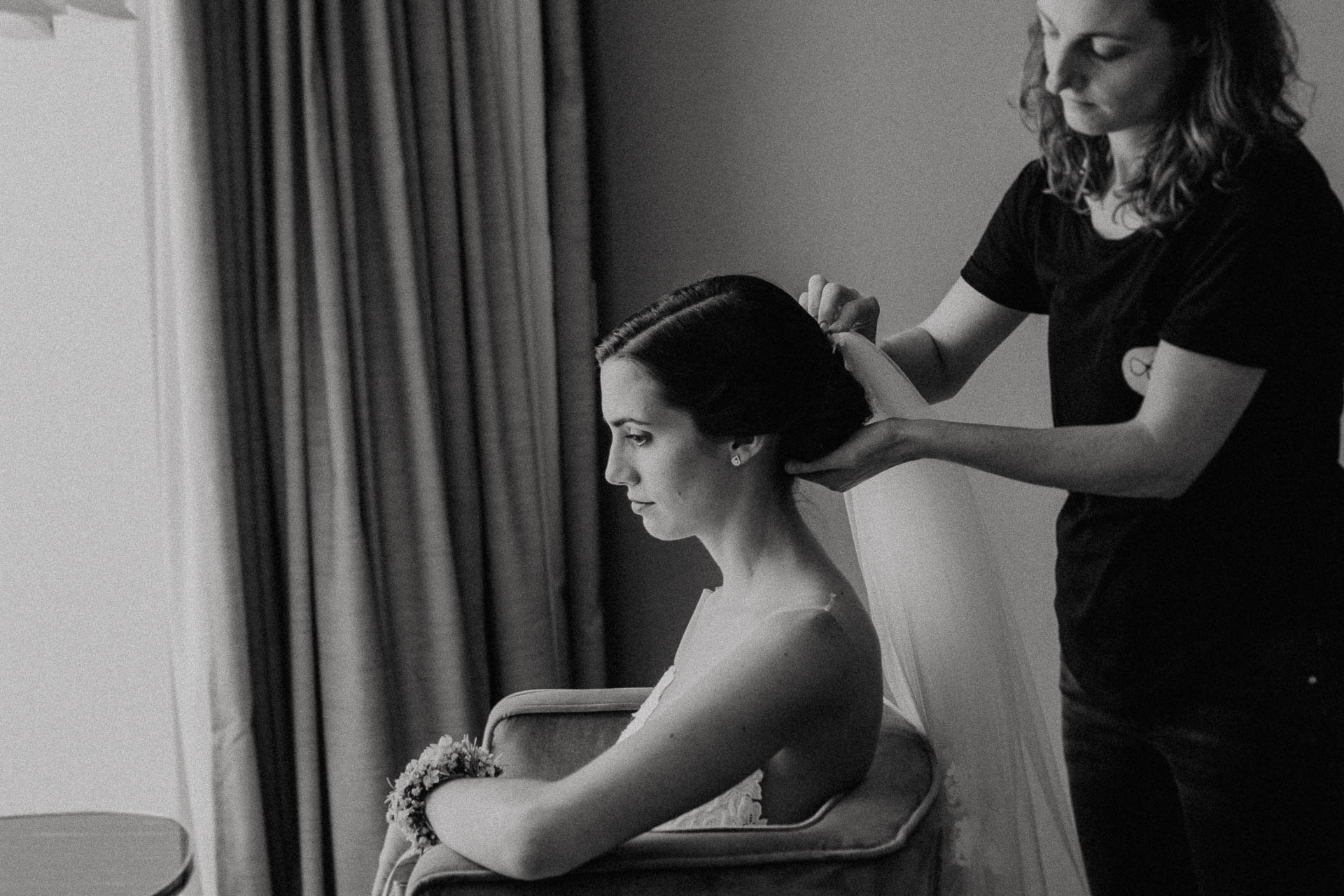 Freie Trauung unter Mammutbäumen auf dem Amalienhof bei Heilbronn fotografiert von Lisa & Andi Photography. Braut und Bräutigam beim Getting Ready im Hotel.