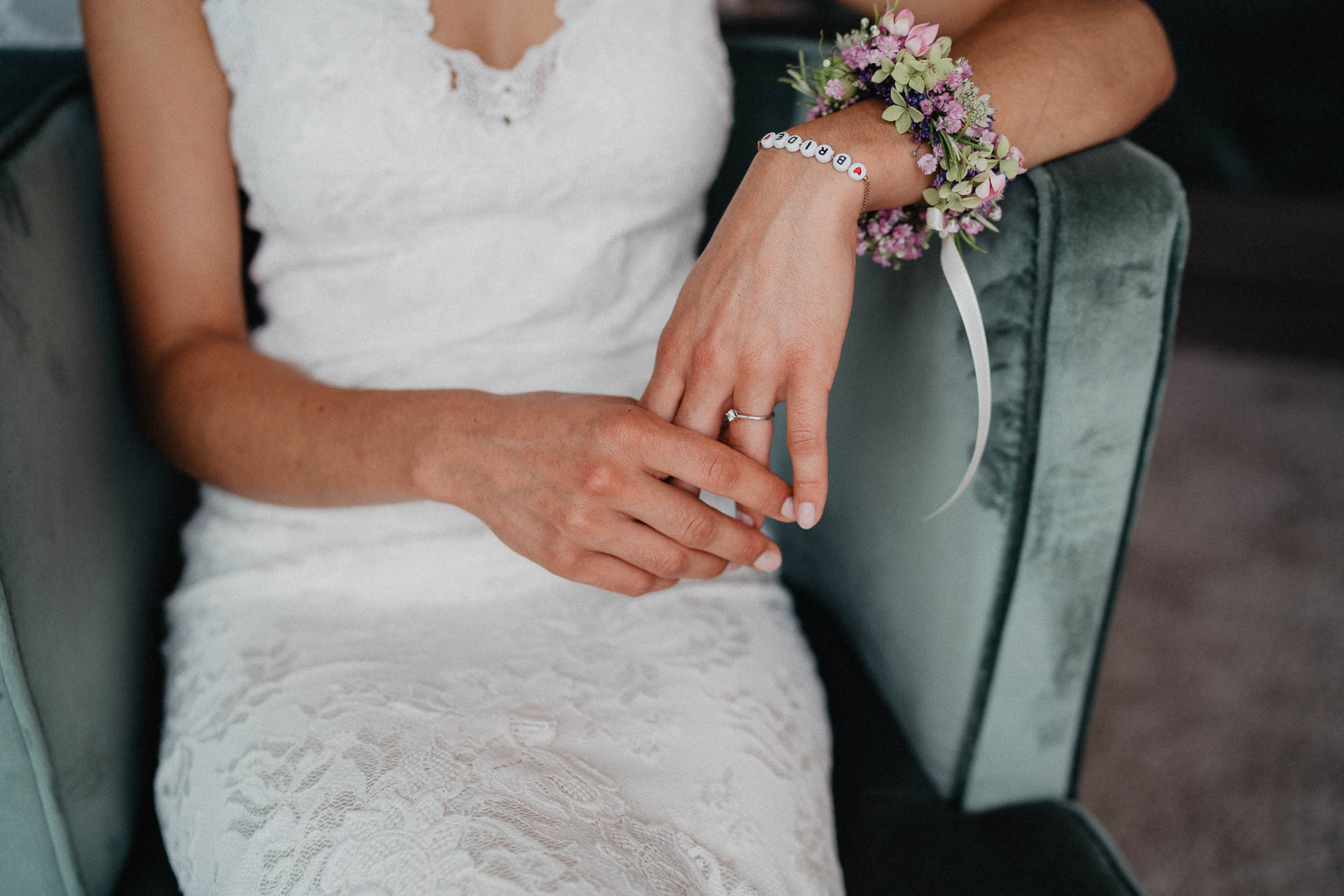 Freie Trauung unter Mammutbäumen auf dem Amalienhof bei Heilbronn fotografiert von Lisa & Andi Photography. Braut und Bräutigam beim Getting Ready im Hotel.