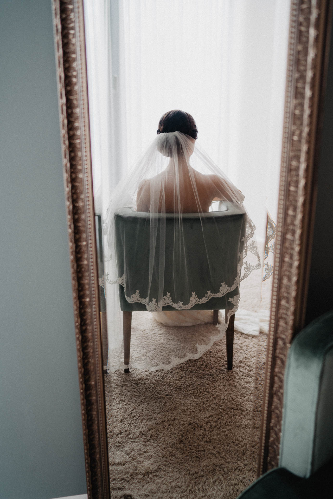 Freie Trauung unter Mammutbäumen auf dem Amalienhof bei Heilbronn fotografiert von Lisa & Andi Photography. Braut und Bräutigam beim Getting Ready im Hotel.