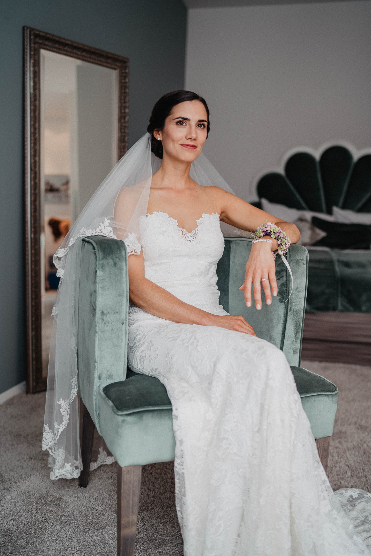 Freie Trauung unter Mammutbäumen auf dem Amalienhof bei Heilbronn fotografiert von Lisa & Andi Photography. Braut und Bräutigam beim Getting Ready im Hotel.