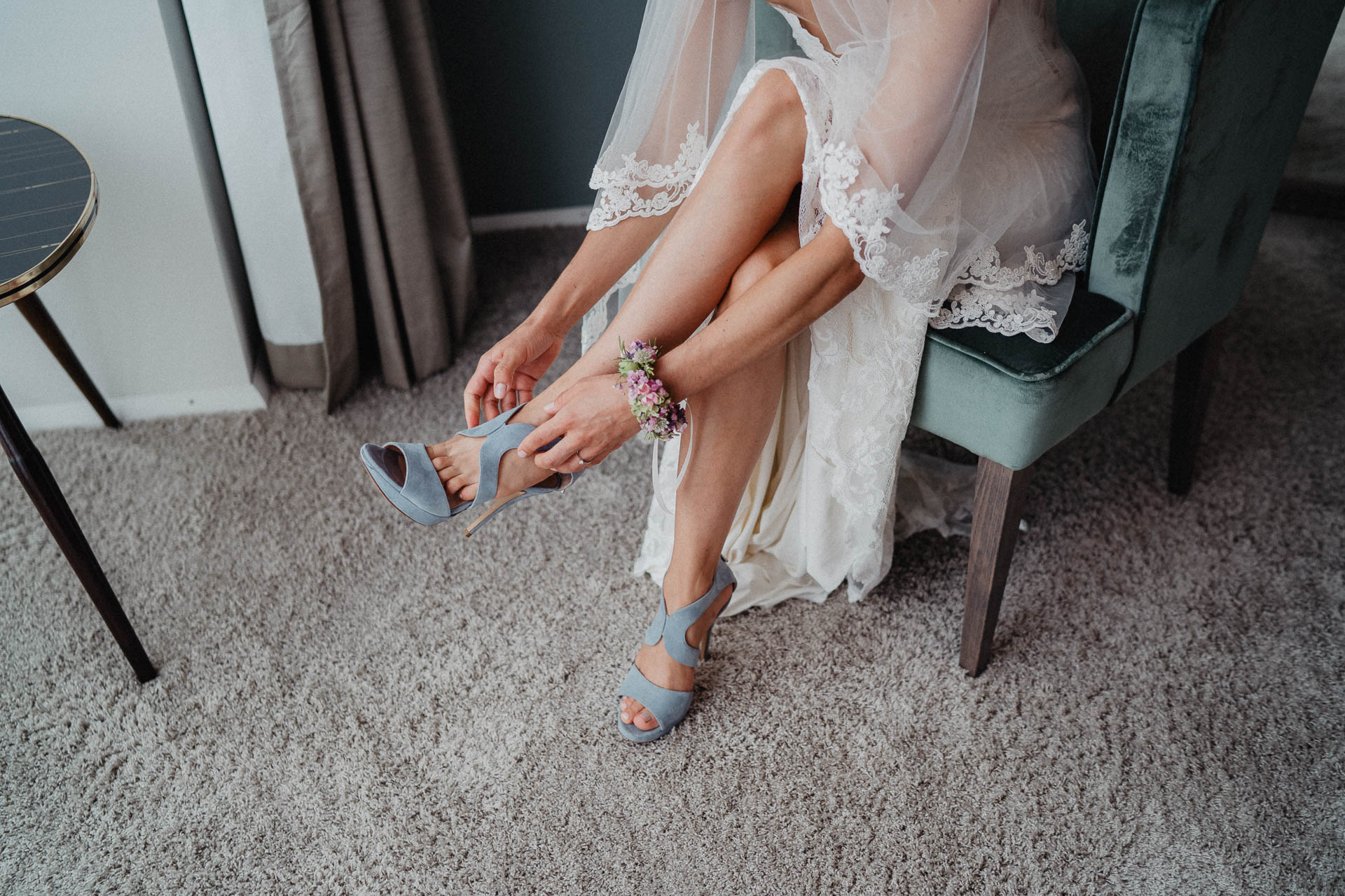 Freie Trauung unter Mammutbäumen auf dem Amalienhof bei Heilbronn fotografiert von Lisa & Andi Photography. Braut und Bräutigam beim Getting Ready im Hotel.