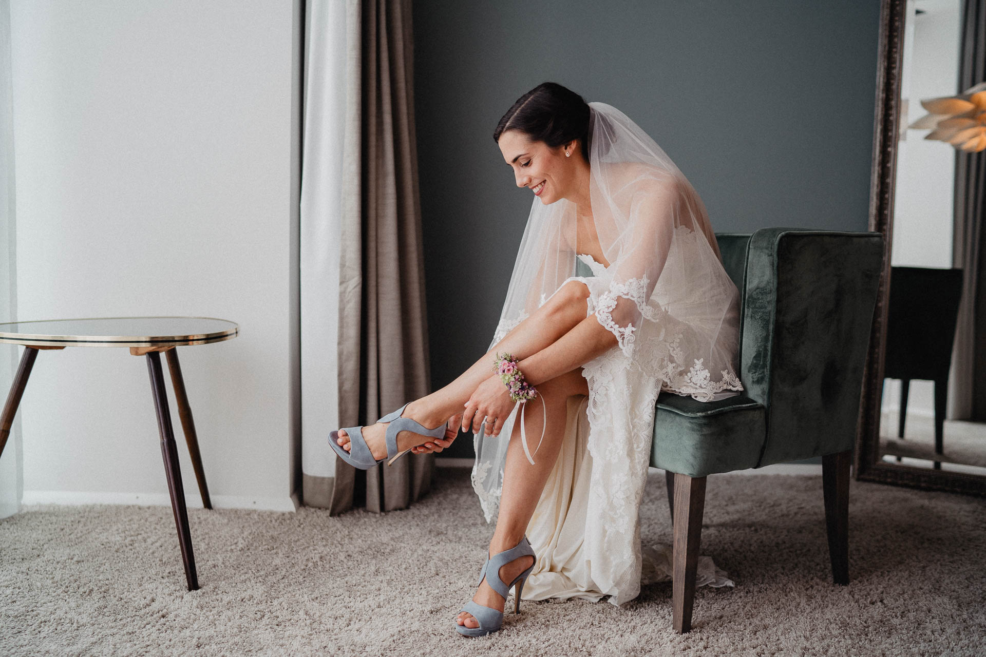 Freie Trauung unter Mammutbäumen auf dem Amalienhof bei Heilbronn fotografiert von Lisa & Andi Photography. Braut und Bräutigam beim Getting Ready im Hotel.