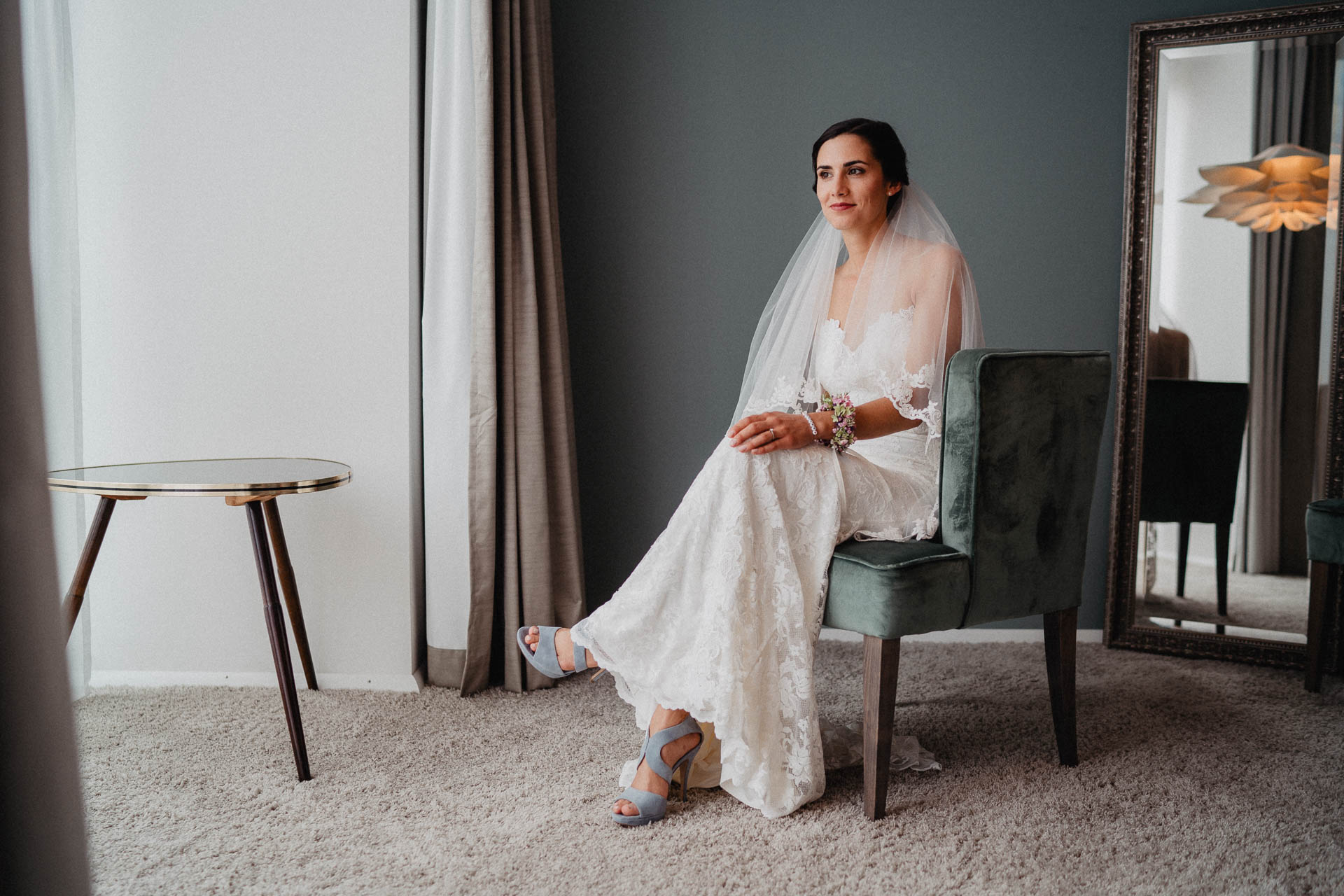 Freie Trauung unter Mammutbäumen auf dem Amalienhof bei Heilbronn fotografiert von Lisa & Andi Photography. Braut und Bräutigam beim Getting Ready im Hotel.