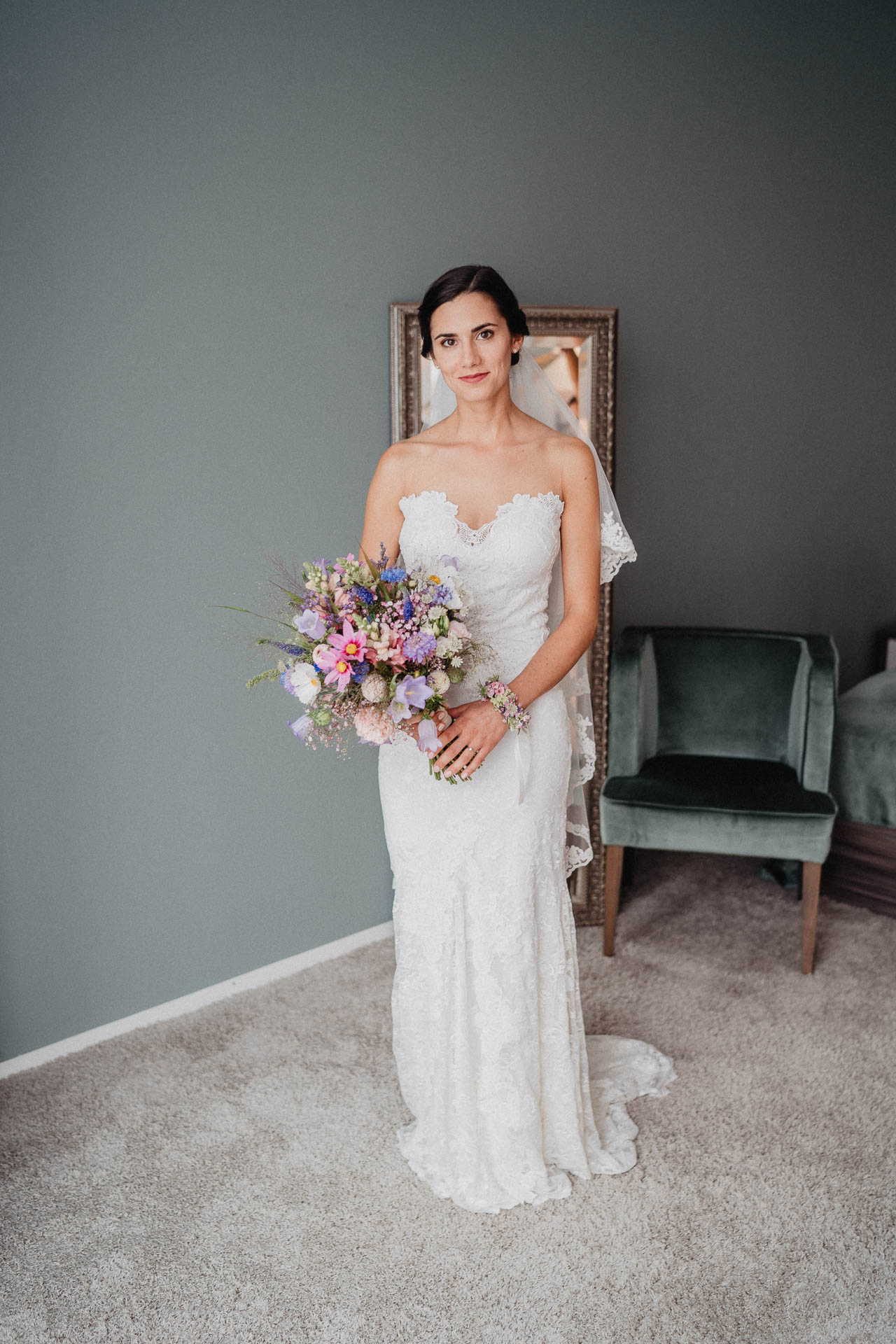 Freie Trauung unter Mammutbäumen auf dem Amalienhof bei Heilbronn fotografiert von Lisa & Andi Photography. Braut und Bräutigam beim Getting Ready im Hotel.