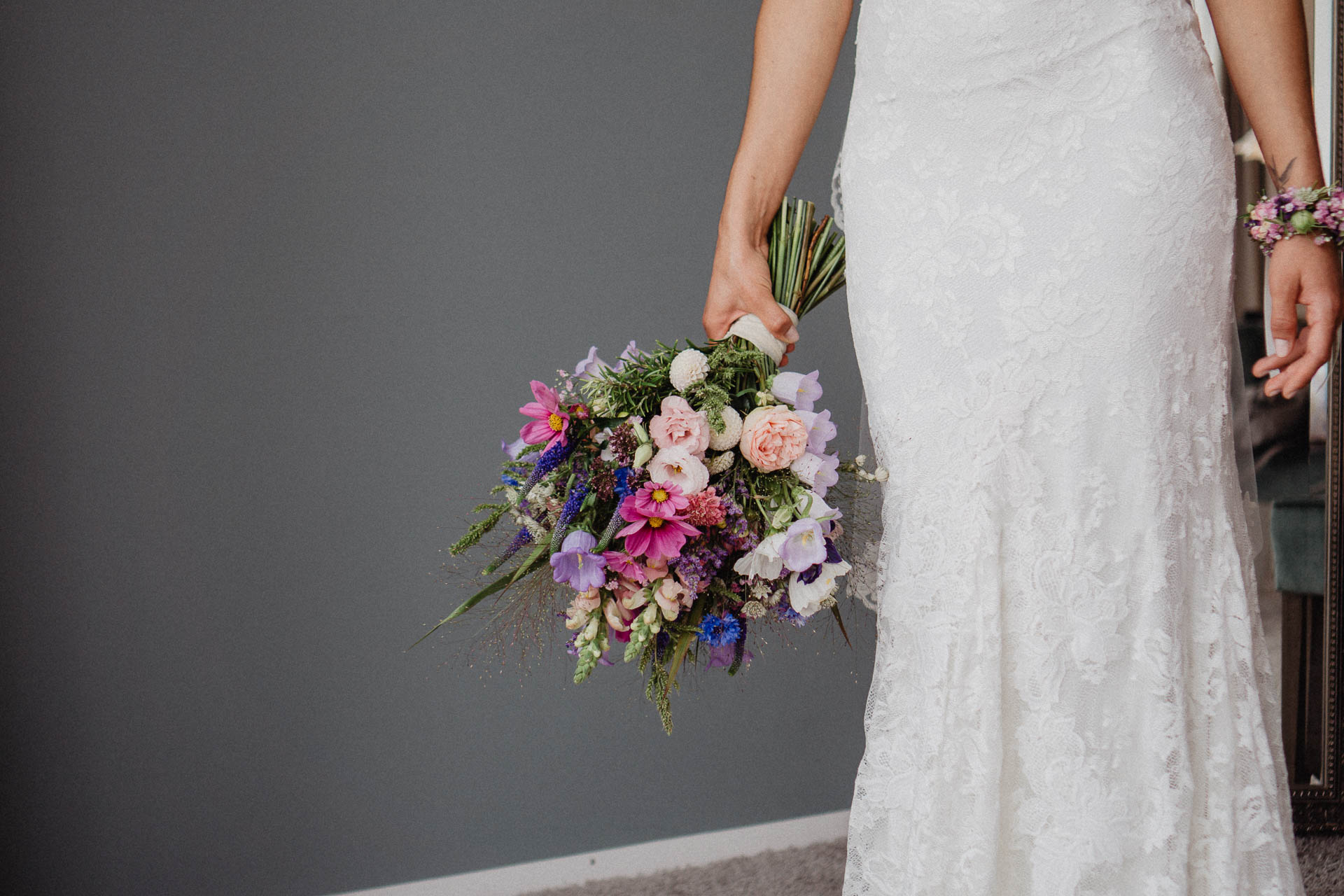 Freie Trauung unter Mammutbäumen auf dem Amalienhof bei Heilbronn fotografiert von Lisa & Andi Photography. Braut und Bräutigam beim Getting Ready im Hotel.