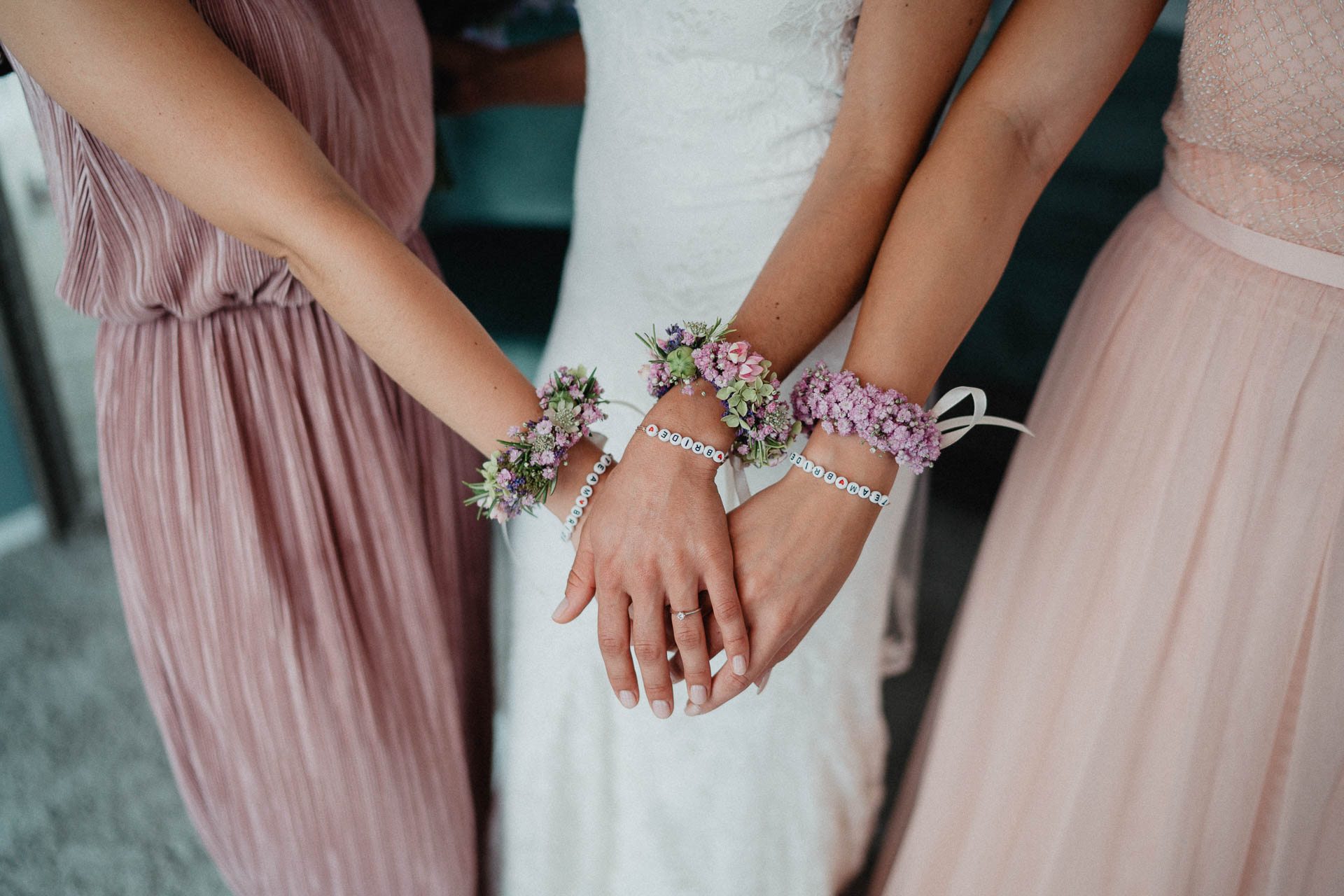 Freie Trauung unter Mammutbäumen auf dem Amalienhof bei Heilbronn fotografiert von Lisa & Andi Photography. Braut und Bräutigam beim Getting Ready im Hotel.