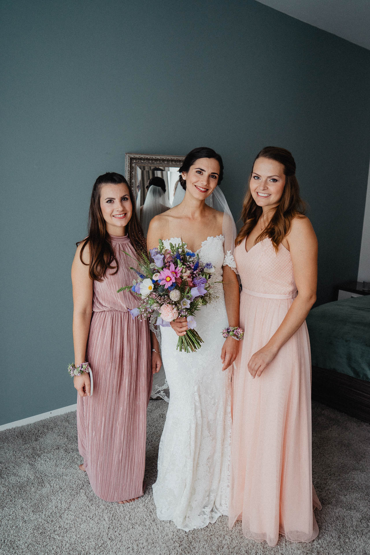 Freie Trauung unter Mammutbäumen auf dem Amalienhof bei Heilbronn fotografiert von Lisa & Andi Photography. Braut und Bräutigam beim Getting Ready im Hotel.