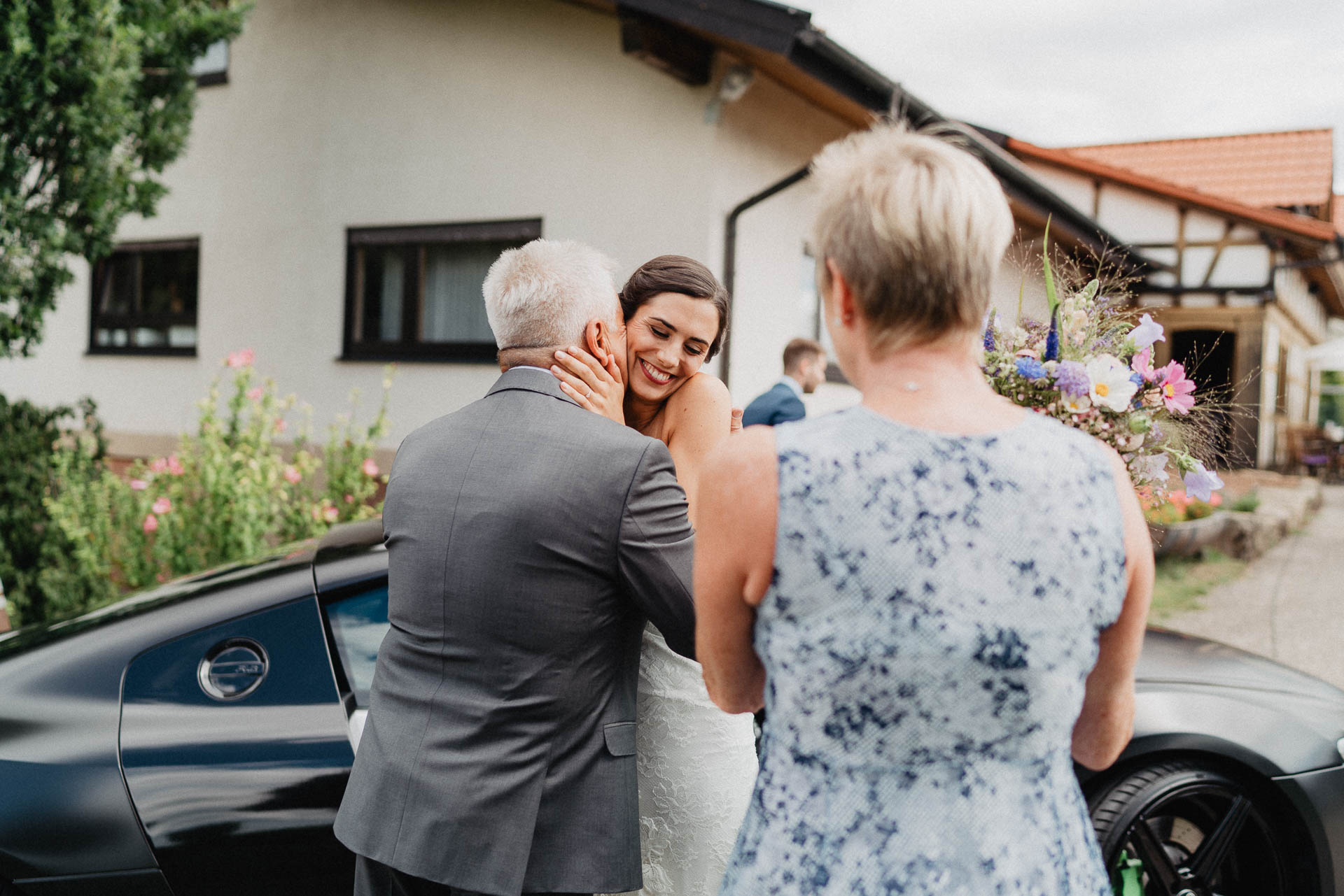 Freie Trauung unter Mammutbäumen auf dem Amalienhof bei Heilbronn fotografiert von Lisa & Andi Photography.