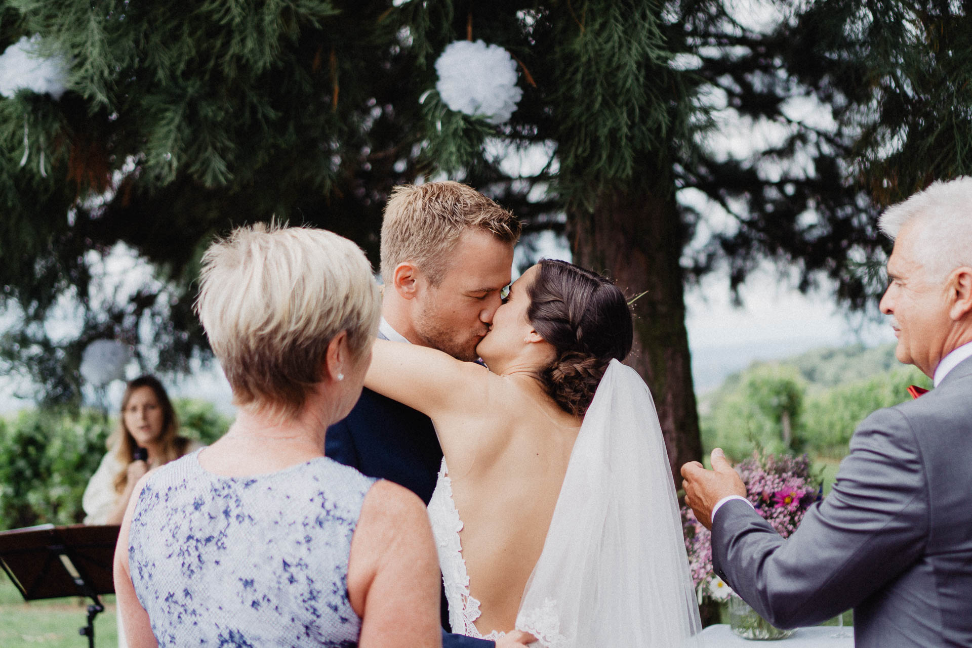 Freie Trauung unter Mammutbäumen auf dem Amalienhof bei Heilbronn fotografiert von Lisa & Andi Photography.