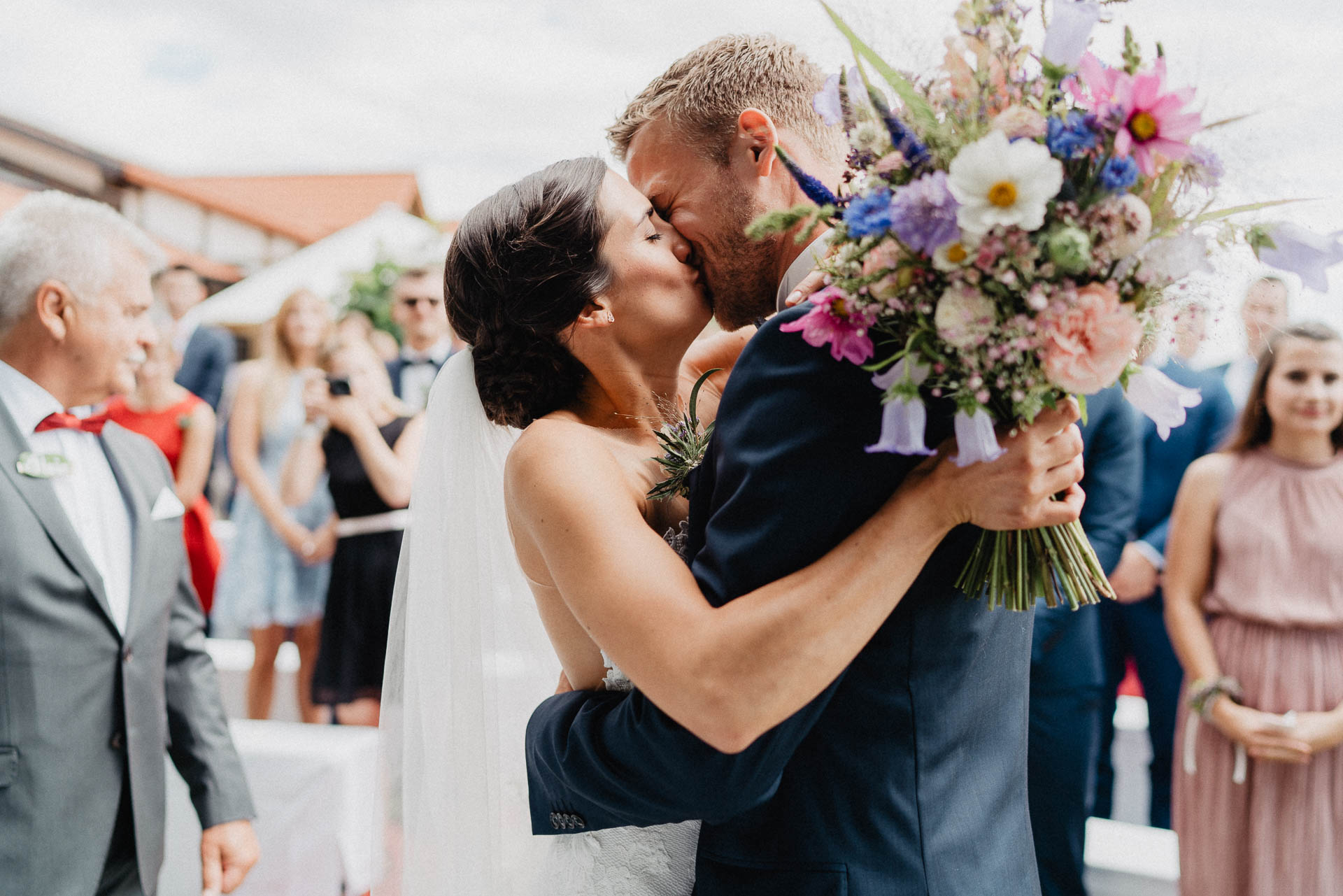 Freie Trauung unter Mammutbäumen auf dem Amalienhof bei Heilbronn fotografiert von Lisa & Andi Photography.