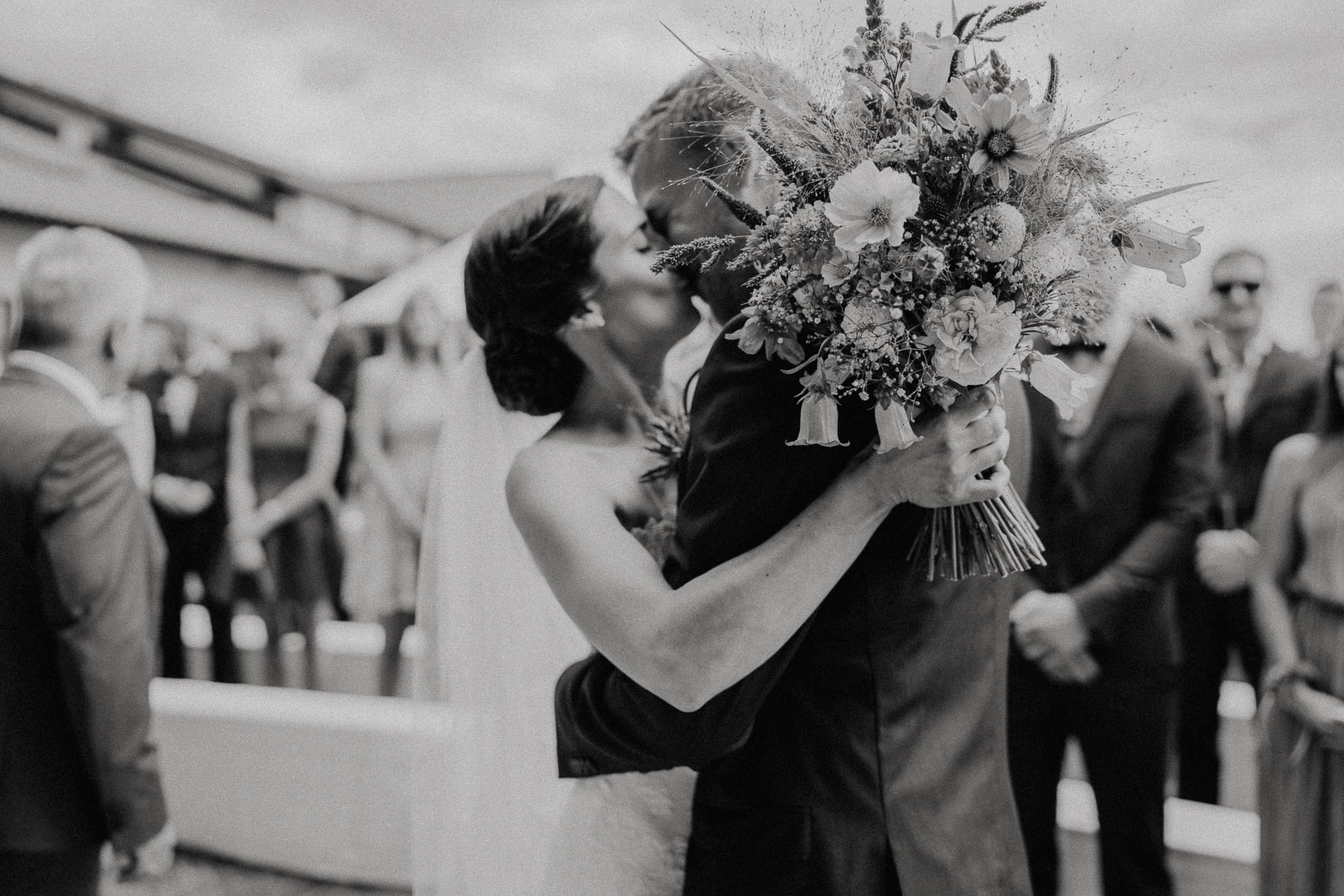 Freie Trauung unter Mammutbäumen auf dem Amalienhof bei Heilbronn fotografiert von Lisa & Andi Photography.