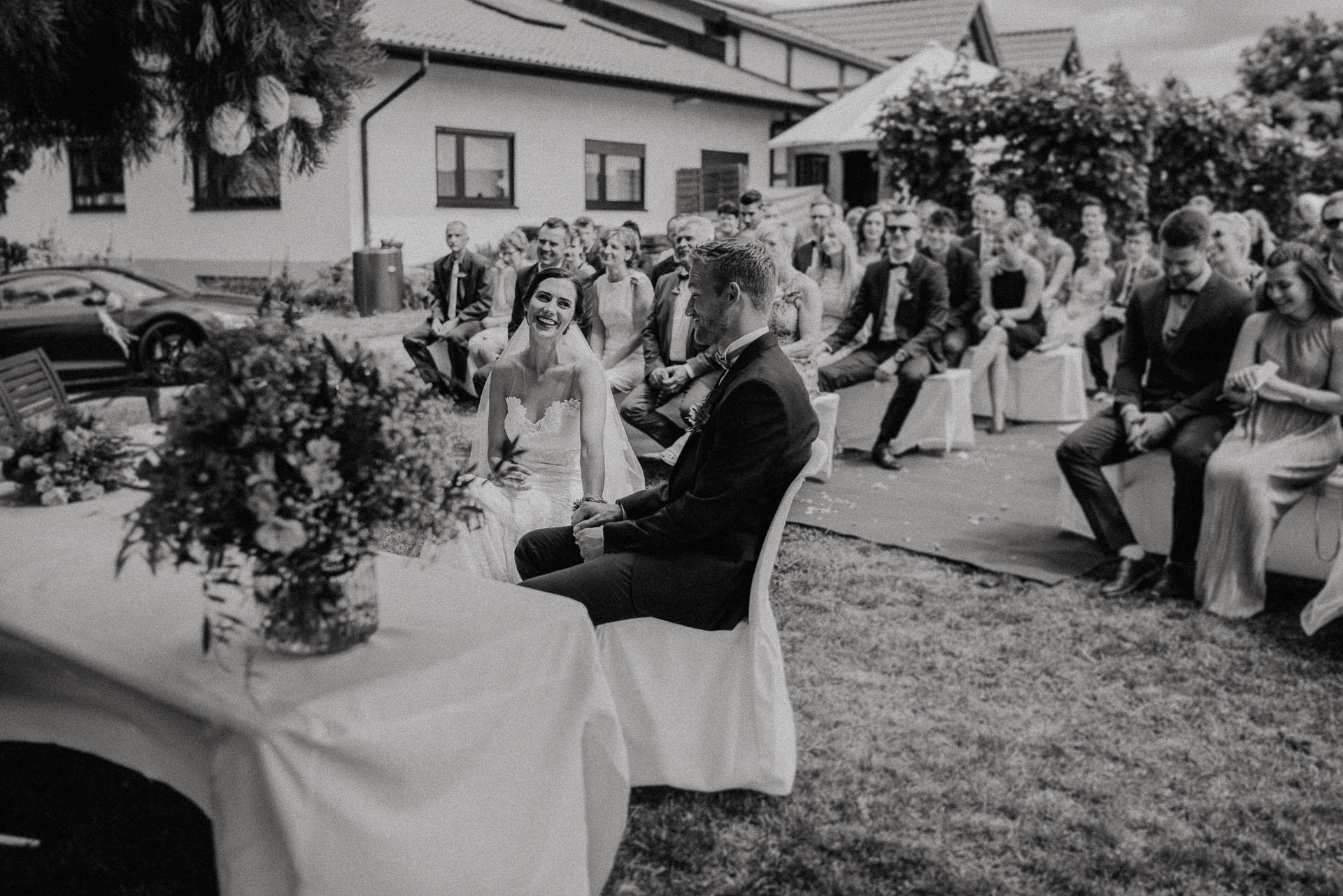 Freie Trauung unter Mammutbäumen auf dem Amalienhof bei Heilbronn fotografiert von Lisa & Andi Photography.
