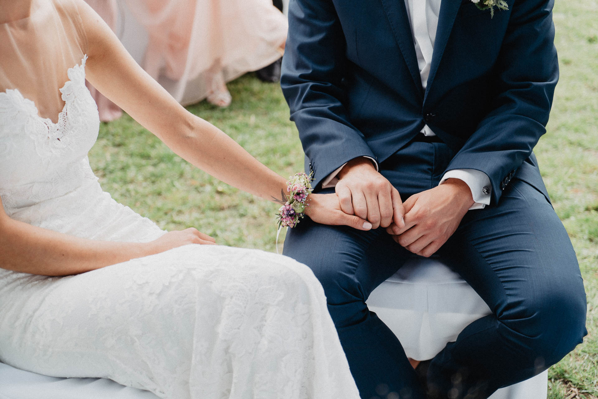 Freie Trauung unter Mammutbäumen auf dem Amalienhof bei Heilbronn fotografiert von Lisa & Andi Photography.