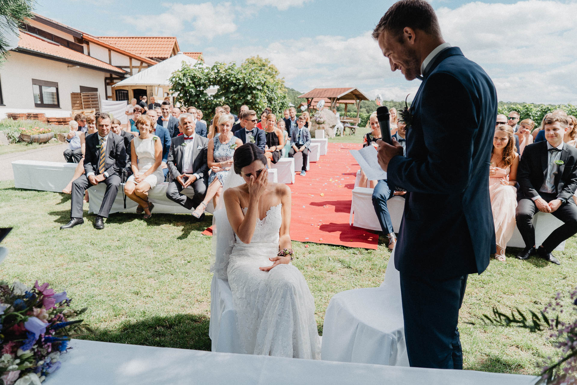 Freie Trauung unter Mammutbäumen auf dem Amalienhof bei Heilbronn fotografiert von Lisa & Andi Photography.