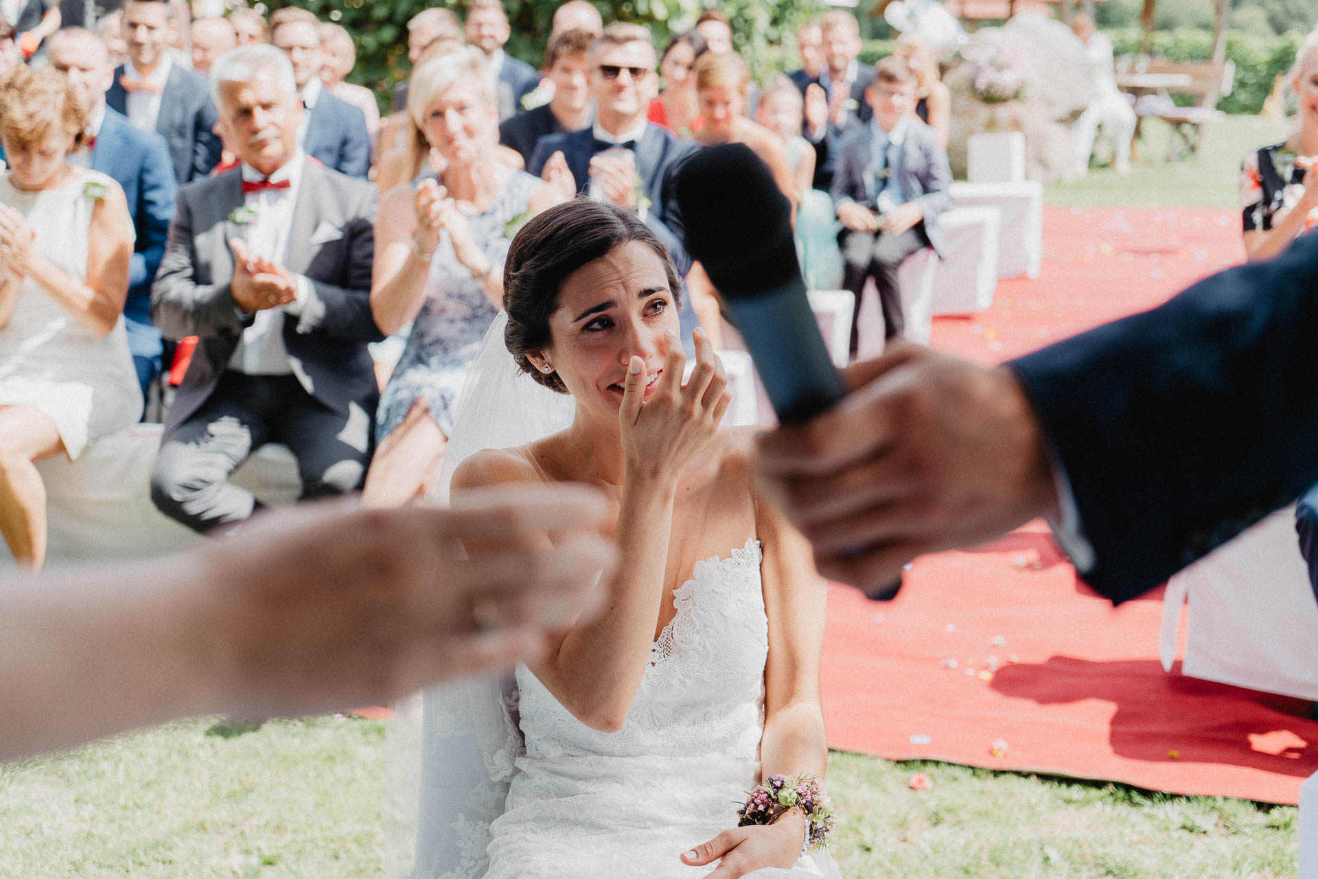 Freie Trauung unter Mammutbäumen auf dem Amalienhof bei Heilbronn fotografiert von Lisa & Andi Photography.