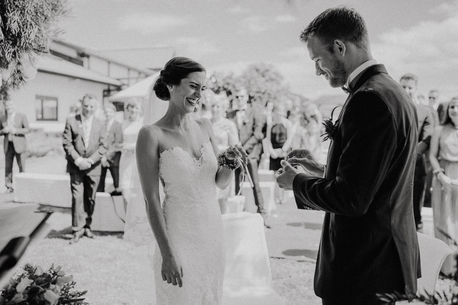 Freie Trauung unter Mammutbäumen auf dem Amalienhof bei Heilbronn fotografiert von Lisa & Andi Photography.