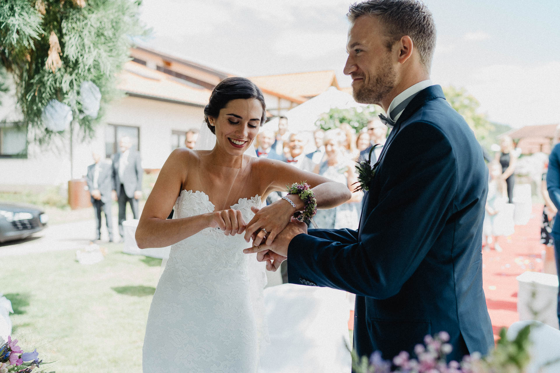 Freie Trauung unter Mammutbäumen auf dem Amalienhof bei Heilbronn fotografiert von Lisa & Andi Photography.