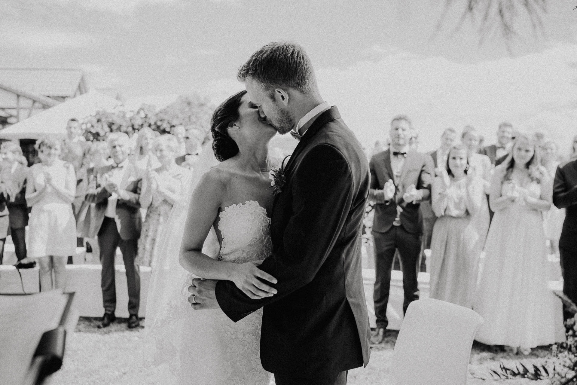 Freie Trauung unter Mammutbäumen auf dem Amalienhof bei Heilbronn fotografiert von Lisa & Andi Photography.