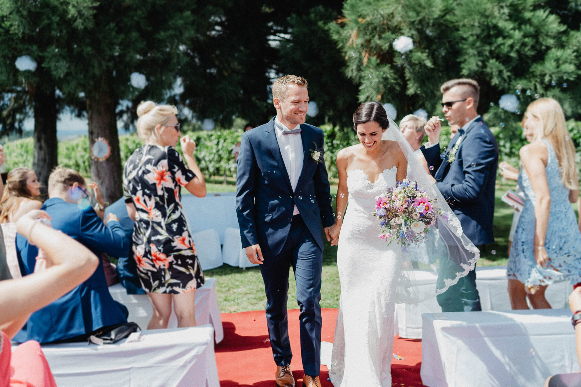 Freie Trauung unter Mammutbäumen auf dem Amalienhof bei Heilbronn fotografiert von Lisa & Andi Photography.